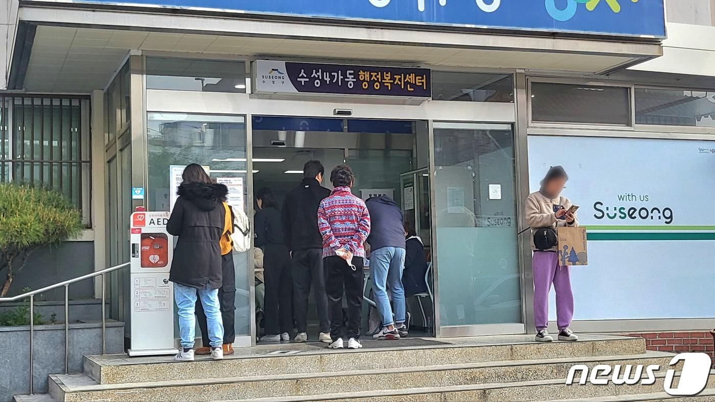 본문 이미지 - 제 22대 국회의원선거일인 10일 오전 시민들이 대구 수성구 수성4가동 행정복지센터에 마련된 투표소를 찾아 소중한 한 표를 행사하고 있다. 2024.4.10/뉴스1 ⓒ News1 이성덕 기자