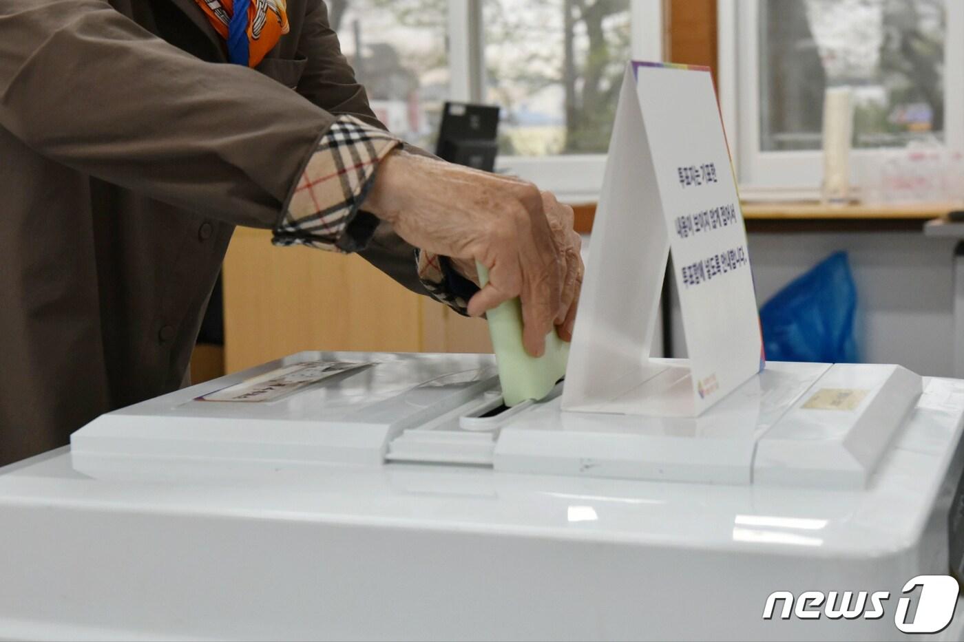 본문 이미지 - 제22대 국회의원 선거 본투표 당일인 10일 오전 전남 광양시 광양읍 제4투표소(광양동초등학교)에서 한 유권자가 투표를 하고 있다.2024.4.10/뉴스1 ⓒ News1 김동수 기자