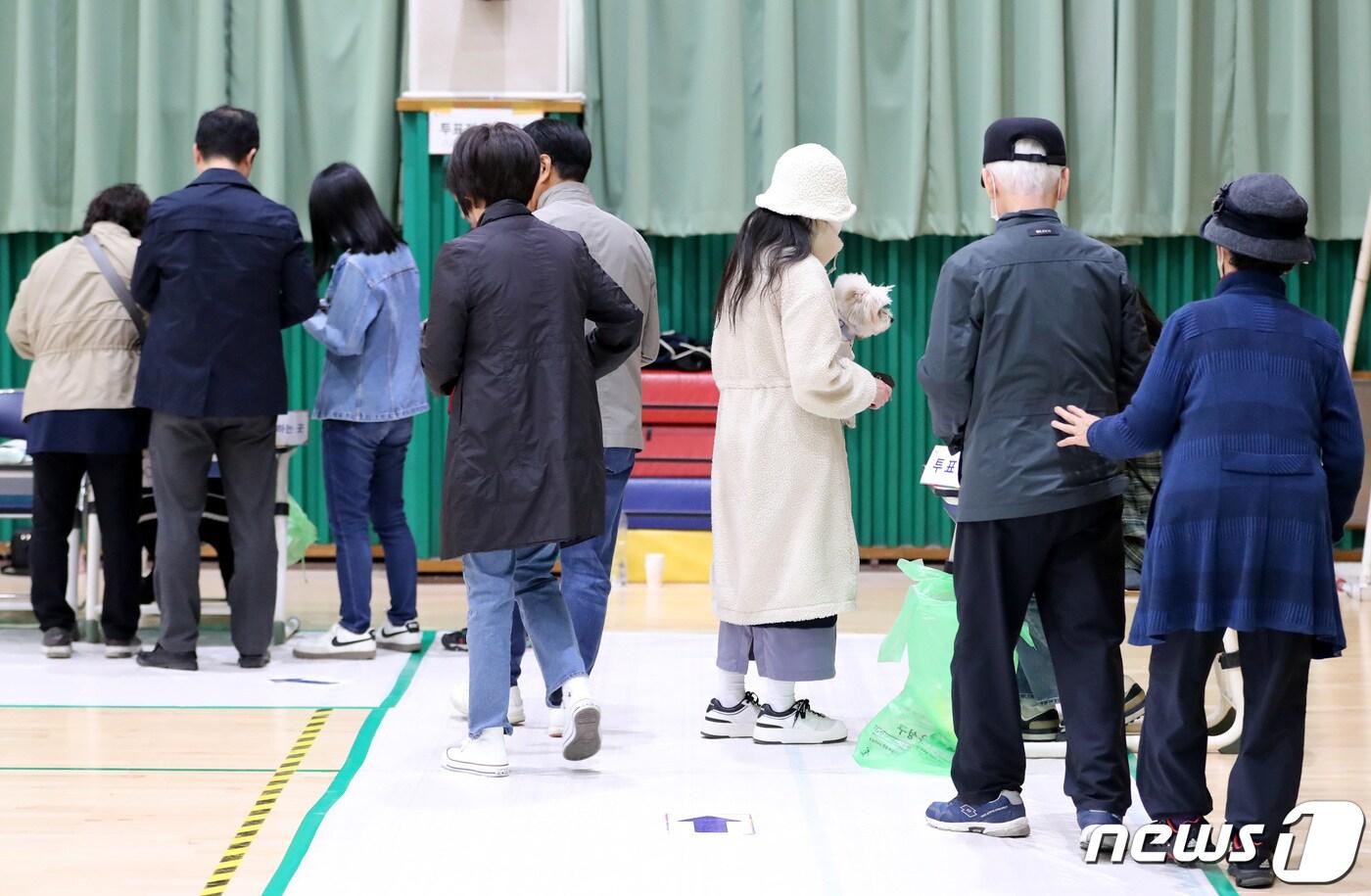 본문 이미지 - 제22대 국회의원 선거일인 10일 대전 유성구 노은초등학교에 마련된 노은1동 제2투표소를 찾은 유권자들이 소중한 한 표를 행사하기 위해 차례를 기다리고 있다. /뉴스1 ⓒNews1 김기태 기자