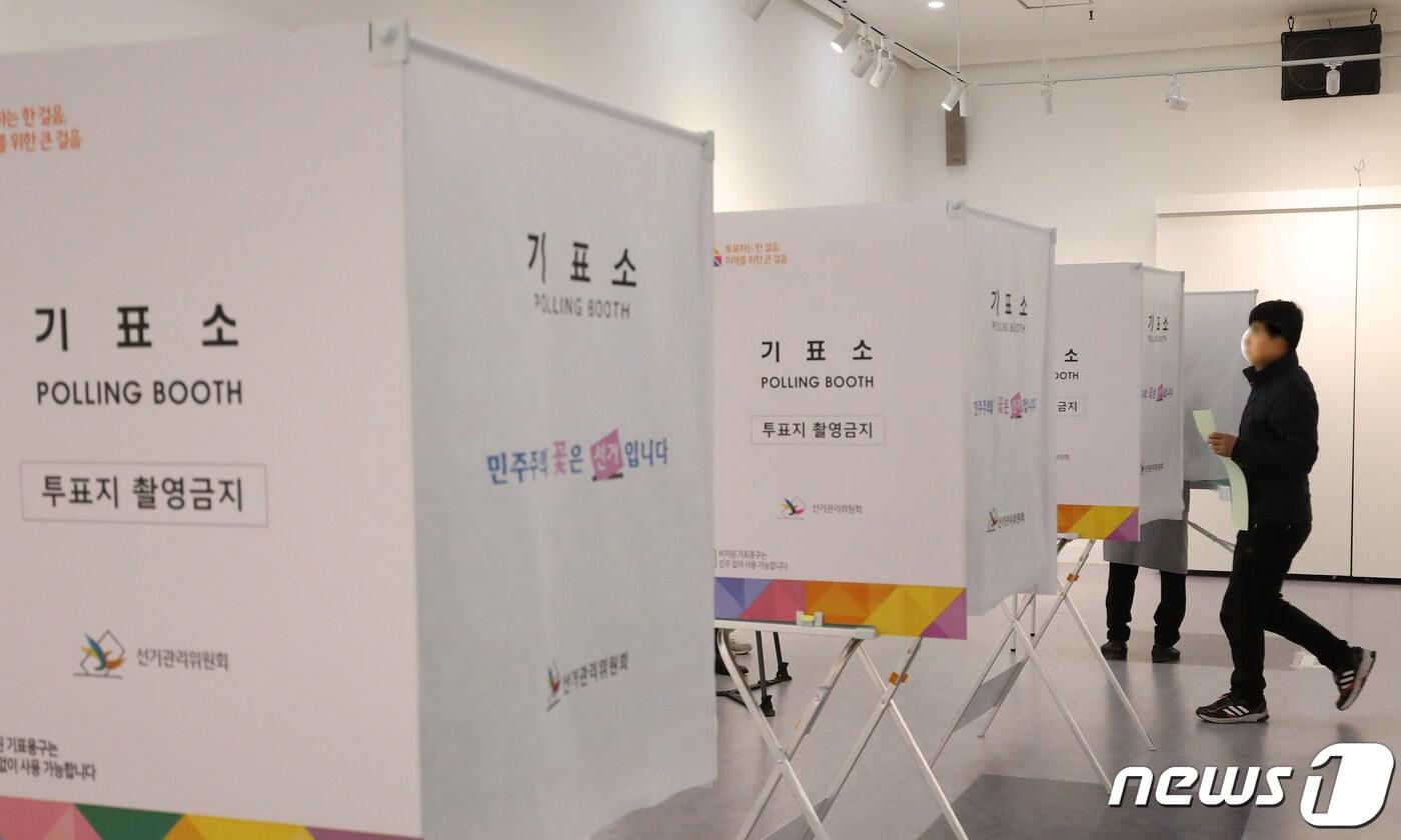본문 이미지 - 제22대 국회의원 선거일인 10일 오전 부산 부산진구청 백양홀에 마련된 부암제1동 제4투표소에서 유권자들이 투표를 하고 있다. 2024.4.10/뉴스1 ⓒ News1 윤일지 기자