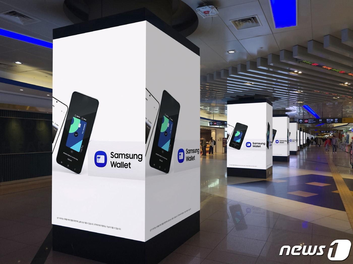 본문 이미지 -  지난 9일 신분당선 강남역의 '삼성월렛' 디지털 옥외 광고 모습. (삼성전자 제공) 2024.4.10/뉴스1