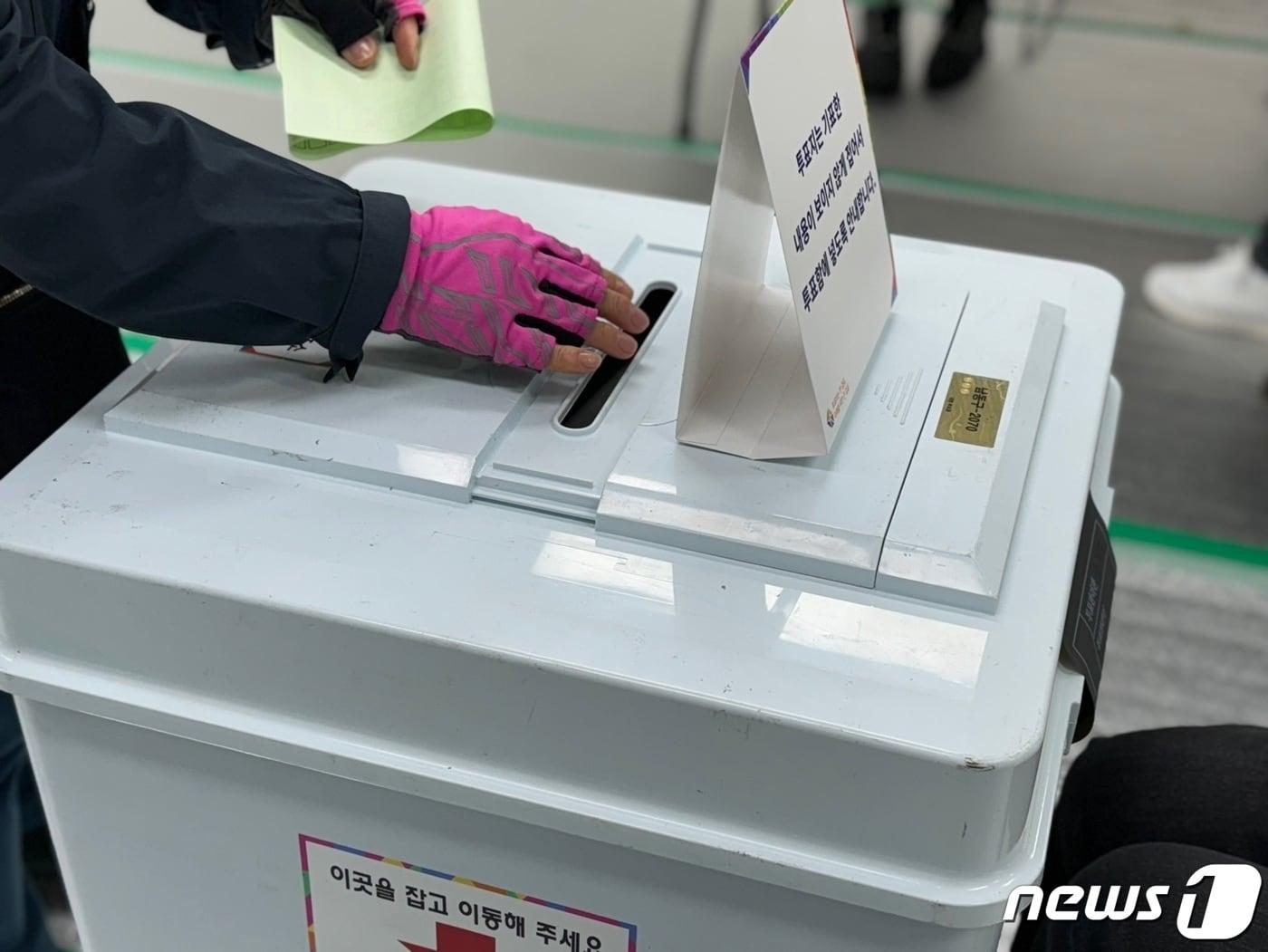 본문 이미지 - 10일 오전 인천 남동구 만수1동제3투표소에서 한 유권자가 투표하고 있는 모습.2024.4.10 ⓒ News1 박소영 기자