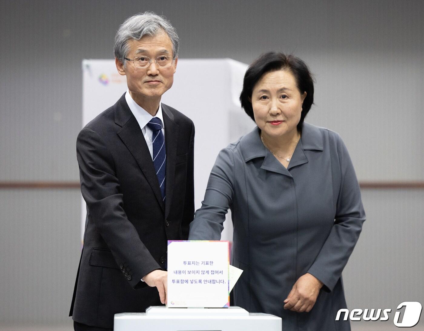 본문 이미지 - 조희대 대법원장과 부인 박은숙 씨가 10일 오전 서울 용산구 중부기술교육원에 마련된 제22대 국회의원선거 투표소에서 투표를 하고 있다. 2024.4.10/뉴스1 ⓒ News1 이재명 기자