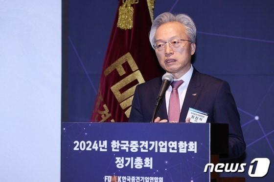 본문 이미지 - 최진식 한국중견기업연합회장이 정기총회에서 개회사를 하고 있다.(한국중견기업연합회 제공)