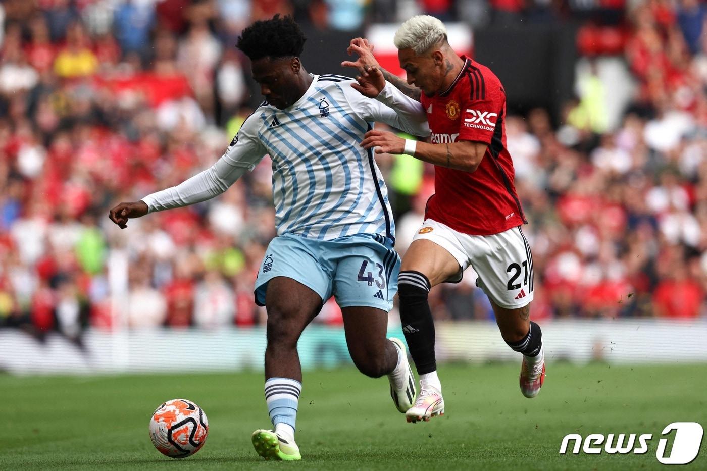 노팅엄 측면 수비수 올라 아이나(왼쪽) ⓒ AFP=뉴스1