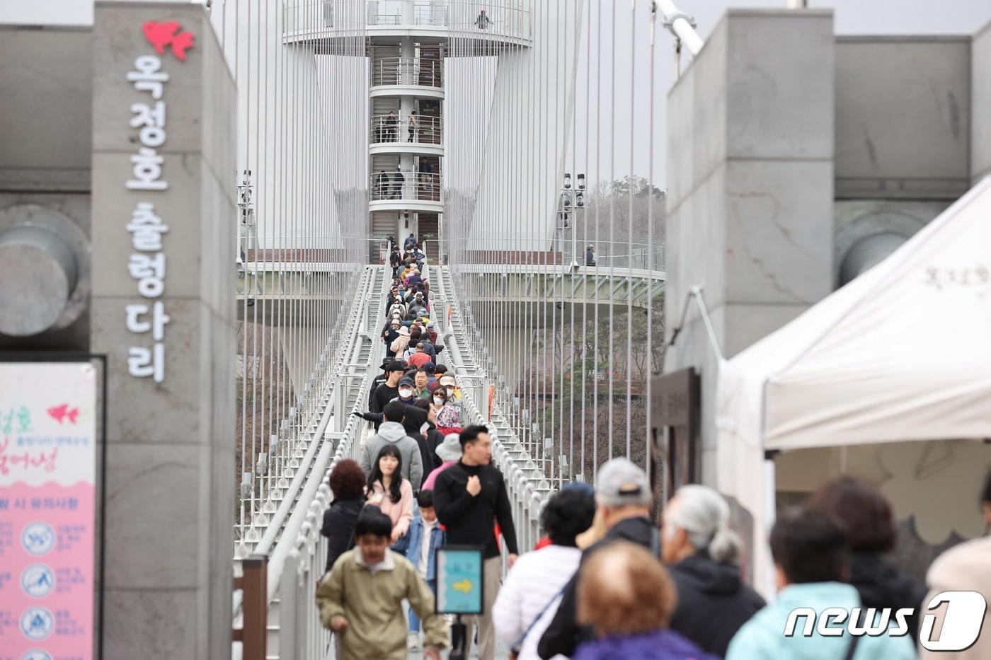 전북자치도 임실군이 3월 한 달간 '임실 여행 SNS 방문 인증 이벤트'를 실시한다. 사진은 옥정호 출렁다리.(임실군제공. 재판매 및 DB금지)2025.3.1/뉴스1