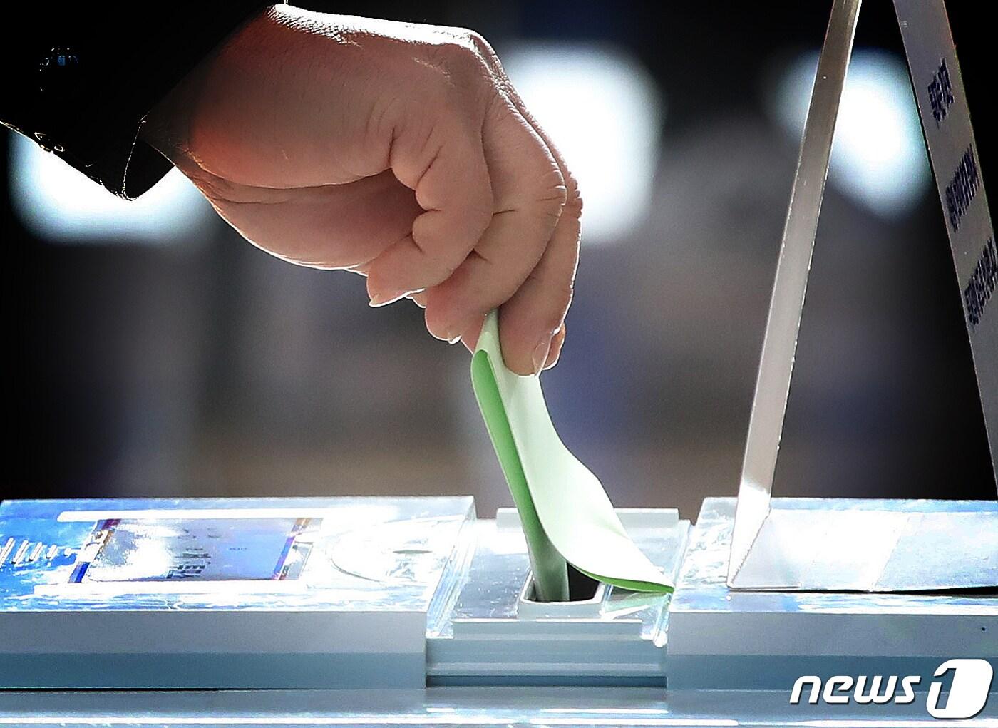 본문 이미지 - 제22대 국회의원 선거일인 10일 오전 제주시 노형동 한라중학교 체육관에 설치된 노형동 제5투표소에서 유권자가 소중한 한 표를 행사하고 있다. 2024.4.10/뉴스1 ⓒ News1 송원영 기자
