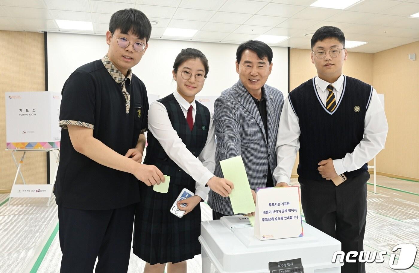 본문 이미지 - 이정선 광주시교육감이 10일 오전 광주 동구 계림2동 투표소에서 생애 첫 투표를 하는 고등학생들과 투표하고 있다.(시교육청 제공)2024.4.10./뉴스1
