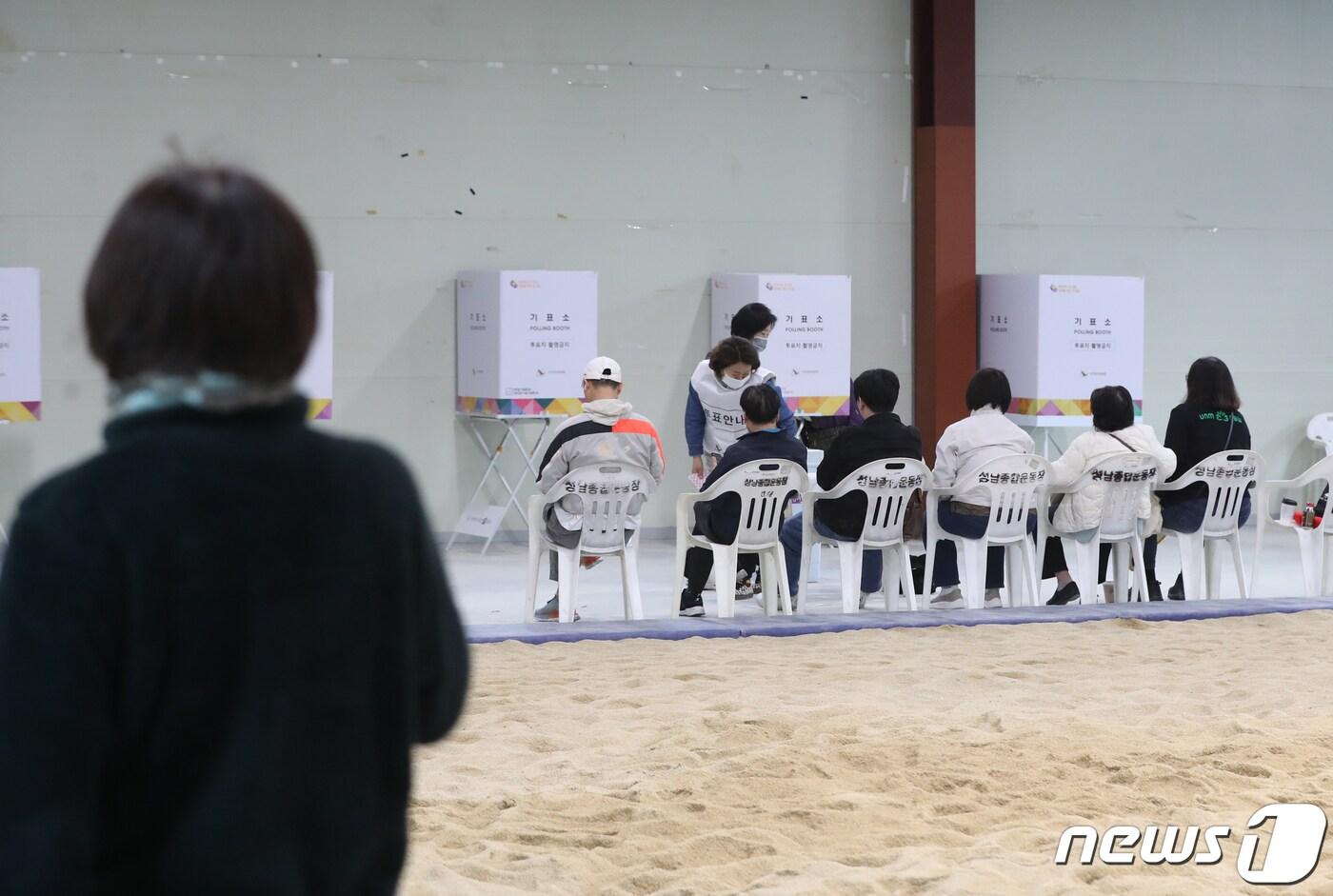 본문 이미지 - 제22대 국회의원 선거일인 10일 경기 성남시 중원구 성남종합운동장 씨름장에 마련된 투표소에서 유권자들이 투표를 하고 있다. 2024.4.10/뉴스1 ⓒ News1 김영운 기자