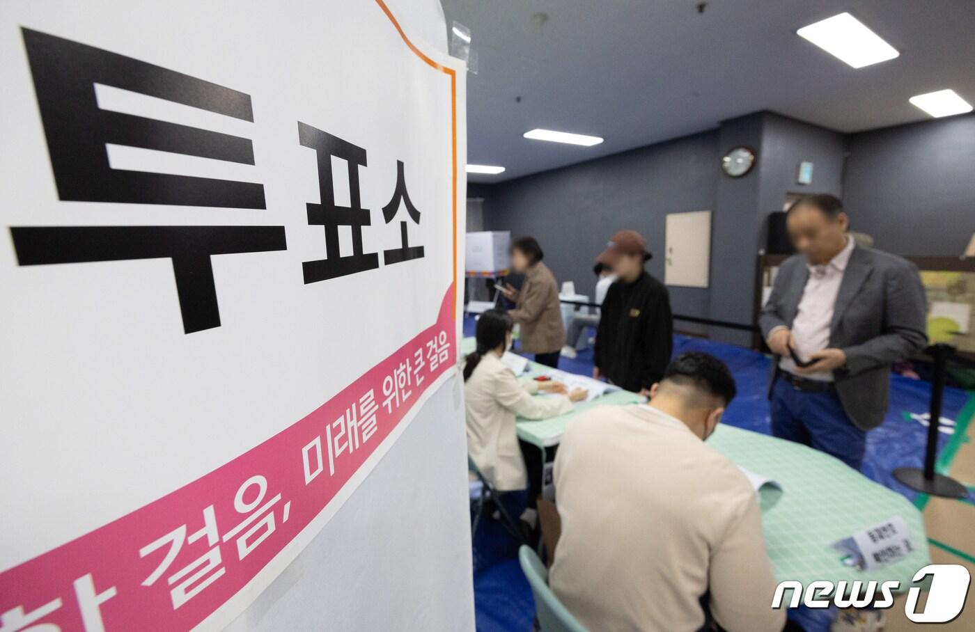 본문 이미지 - 제22대 국회의원 선거일인 10일 오전 서울 용산구 동아그린아파트 체력단련실에 마련된 이촌 제2동 제3투표소에서 유권자들이 투표 순서를 기다리고 있다. 2024.4.10/뉴스1 ⓒ News1 이재명 기자