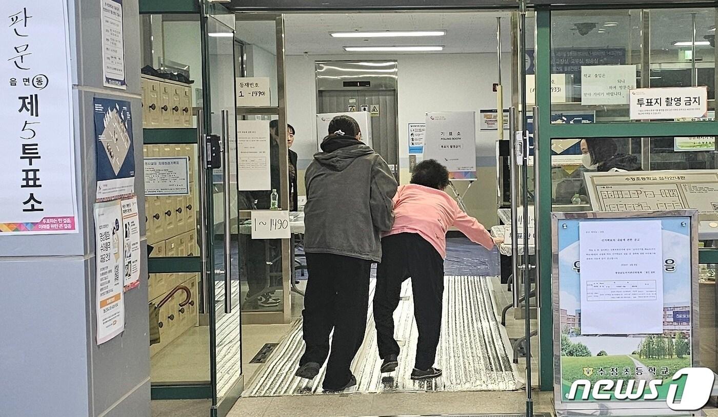 본문 이미지 - 22대 국회의원 선거일인 10일 오전 경남 진주시 판문동 제4투표소에서 한 어르신이 여성의 부축을 받으며 투표장으로 들어가고 있다.2024.4.10/뉴스1 한송학 기자