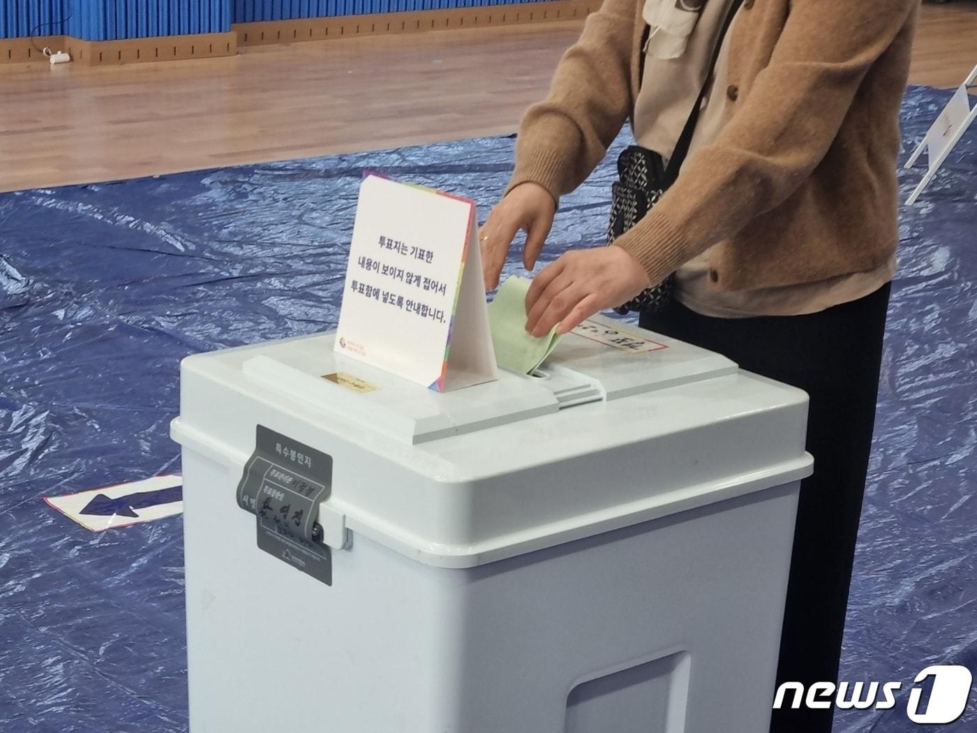 본문 이미지 - 제22대 국회의원 총선거 본투표일인 10일 지난해 4월 강릉산불 피해지에서 가장 가까운 강릉 경포대초등학교에 마련된 경포동 제2투표소에서 유권자들이 소중한 한 표를 행사하고 있다. 2024.4.10/뉴스1 윤왕근 기자