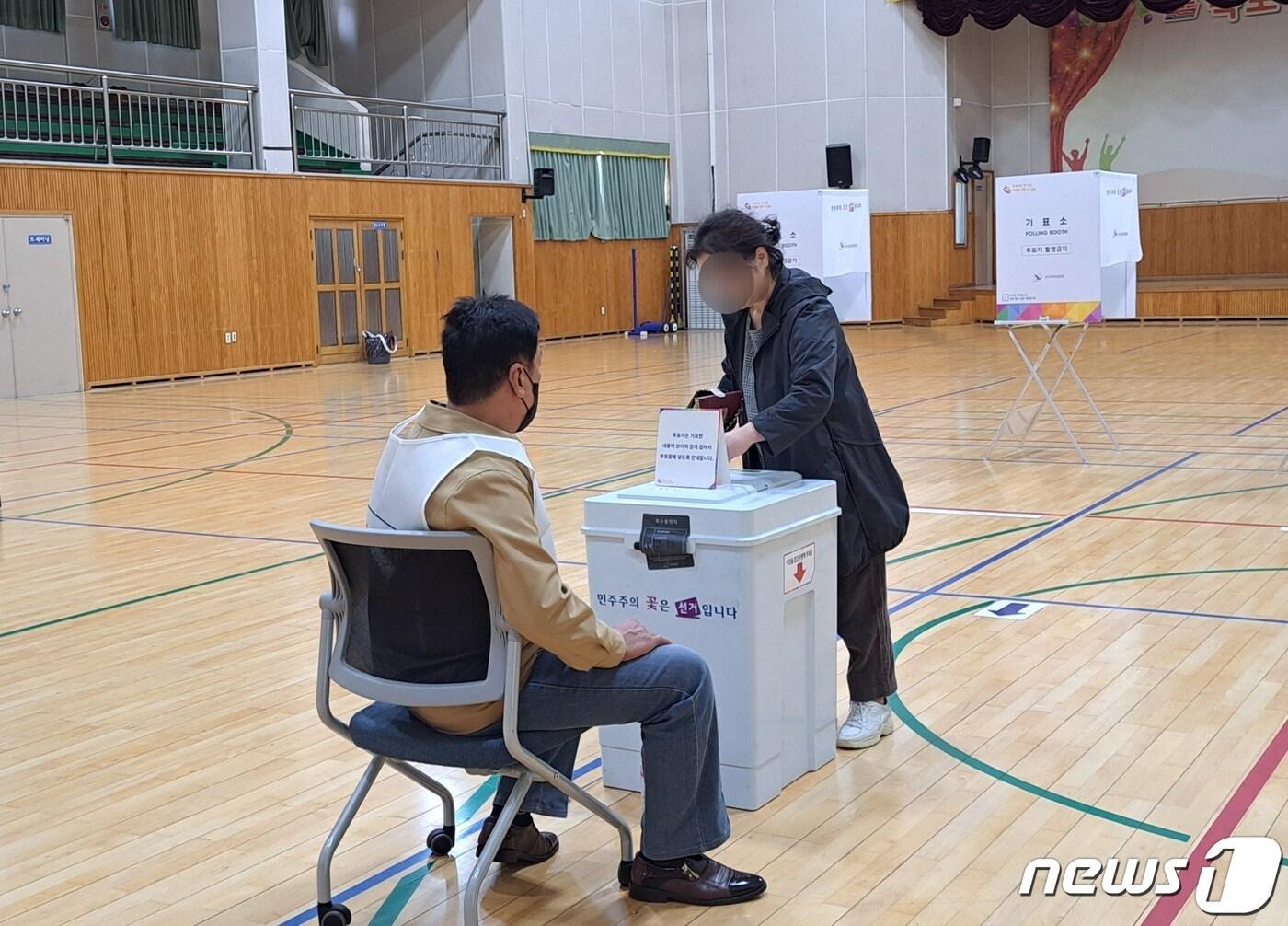 본문 이미지 - 제22대 국회의원 선거일인 10일 경남 거제시 옥포중학교 옥포2동 제2투표소에서 한 유권자가 투표지를 넣고 있다.2024.4.10/뉴스1 강미영 기