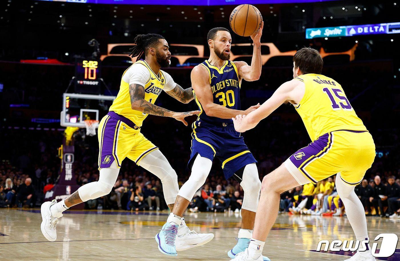 본문 이미지 - 10일 LA레이커스전에서 23득점으로 맹활약한 스테픈 커리(가운데). ⓒ AFP=뉴스1