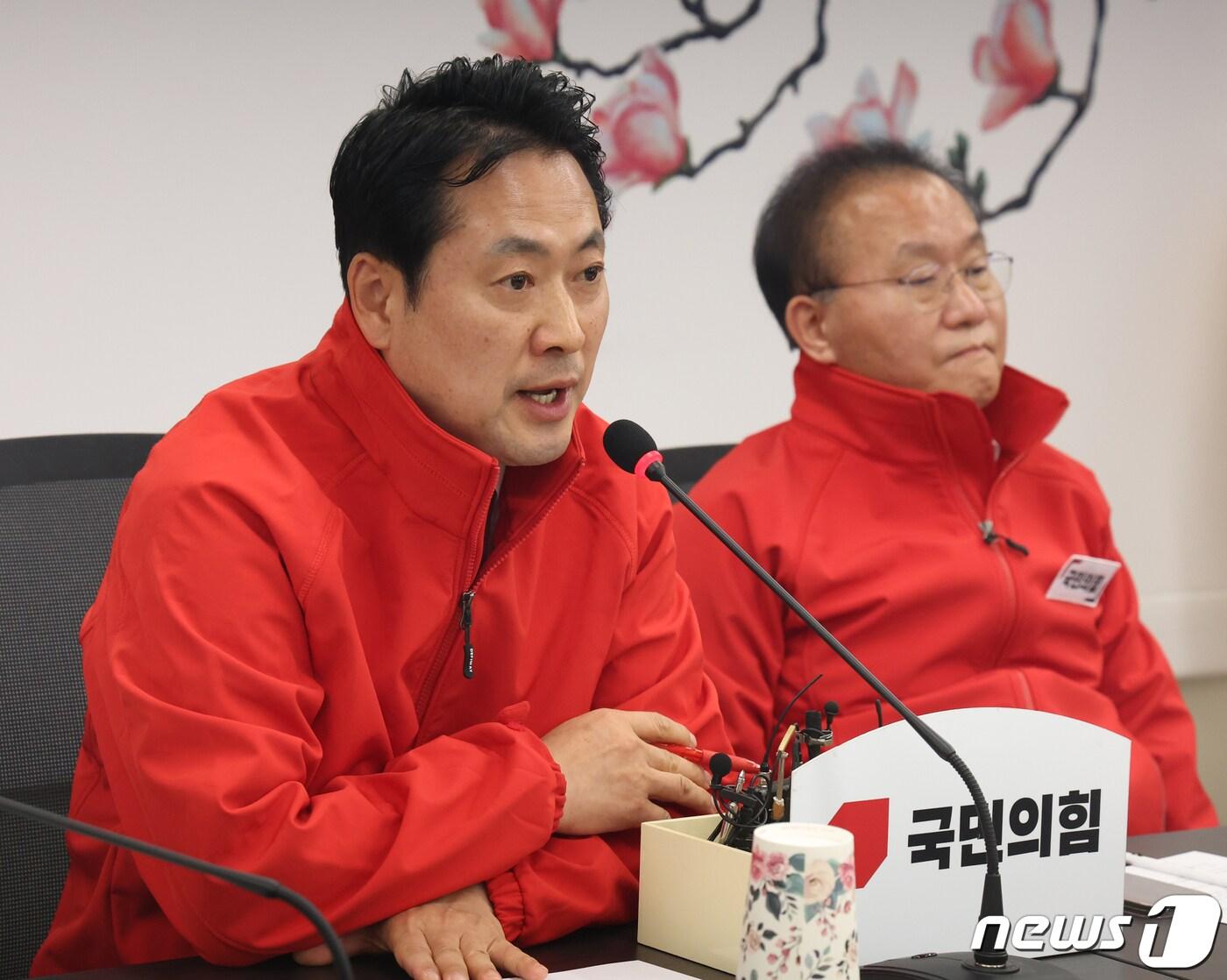 본문 이미지 - 장동혁 국민의힘 사무총장이 10일 서울 여의도 중앙당사에서 열린 긴급 투표상황 점검회의에서 발언을 하고 있다. 2024.4.10/뉴스1 ⓒ News1 송원영 기자