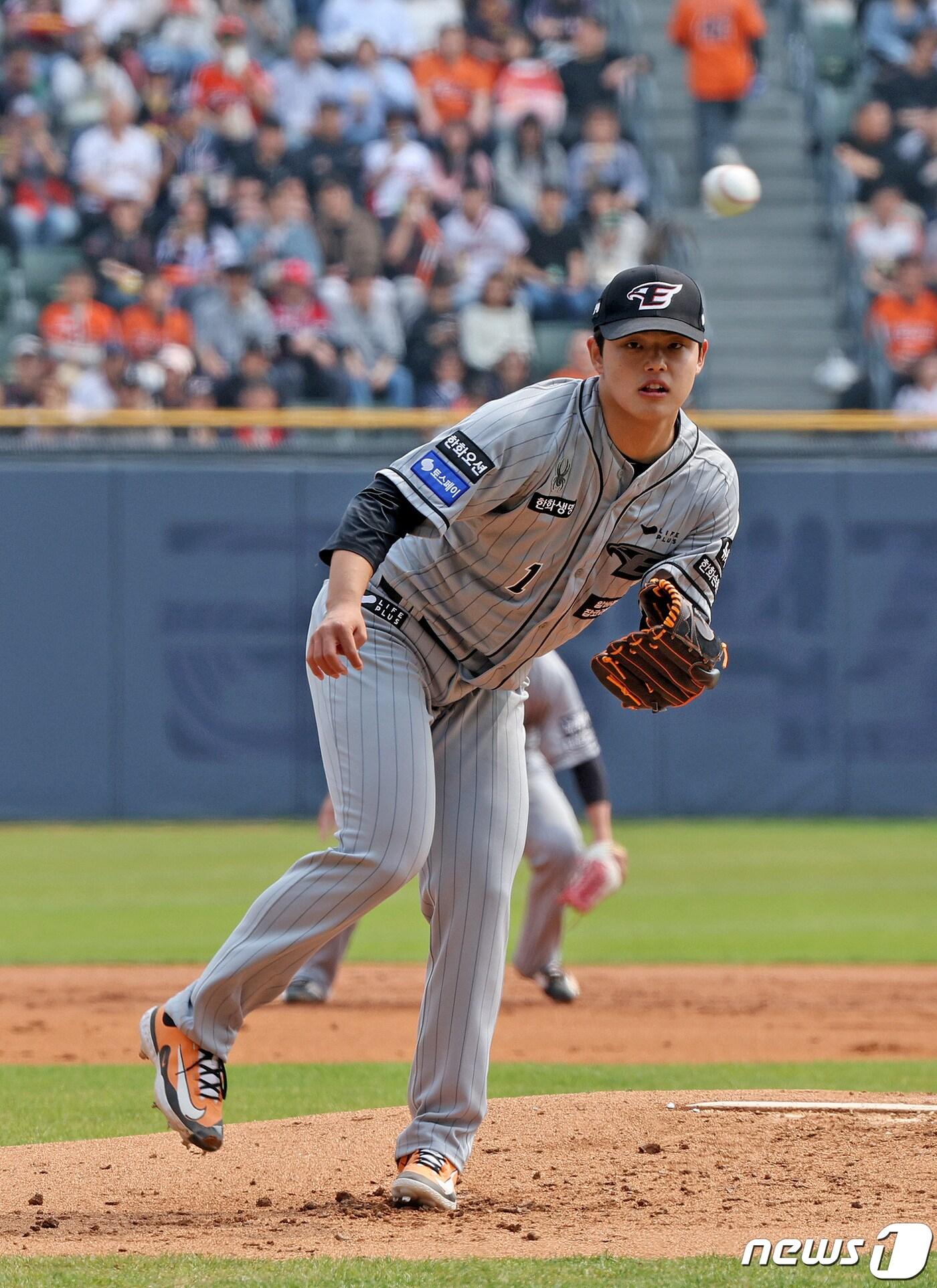 본문 이미지 - 10일 오후 서울 송파구 잠실야구장에서 열린 프로야구 '2024 신한 SOL 뱅크 KBO리그' 한화 이글스와 두산 베어스의 경기 1회 말 무사 1루 상황에서 한화 선발 문동주가 두산 허경민의 안타 타구를 바라보고 있다. 2024.4.10/뉴스1 ⓒ News1 장수영 기자