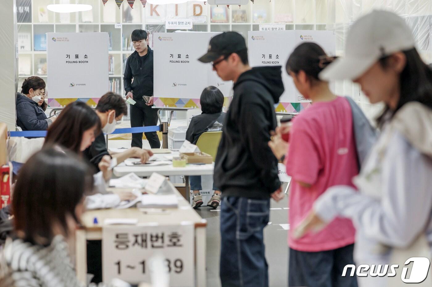 본문 이미지 - 제22대 국회의원선거 투표일인 10일 서울 강동구 고분다리 전통시장 내 북까페 도서관 '다독다독'에 마련된 천호3동 제4투표소에서 유권자들이 투표를 하고 있다. 2024.4.10/뉴스1 ⓒ News1 민경석 기자