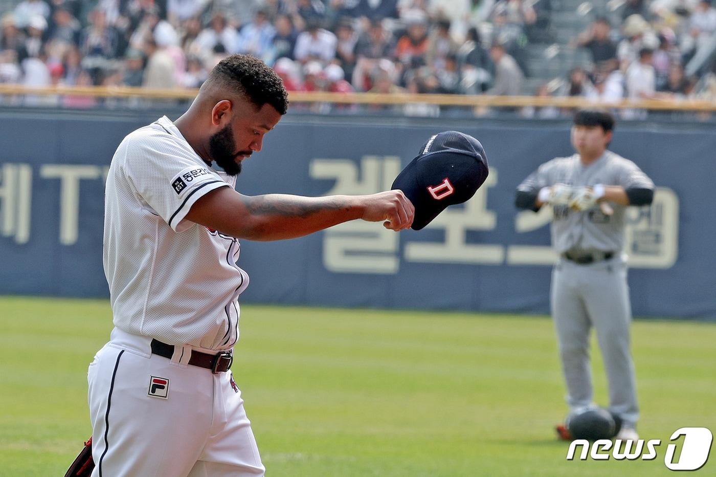본문 이미지 - 10일 오후 서울 송파구 잠실야구장에서 열린 프로야구 '2024 신한 SOL 뱅크 KBO리그' 한화 이글스와 두산 베어스의 경기 1회 초 2실점으로 이닝을 마친 두산 선발투수 알칸타라가 더그아웃으로 향하고 있다. 2024.4.10/뉴스1 ⓒ News1 장수영 기자