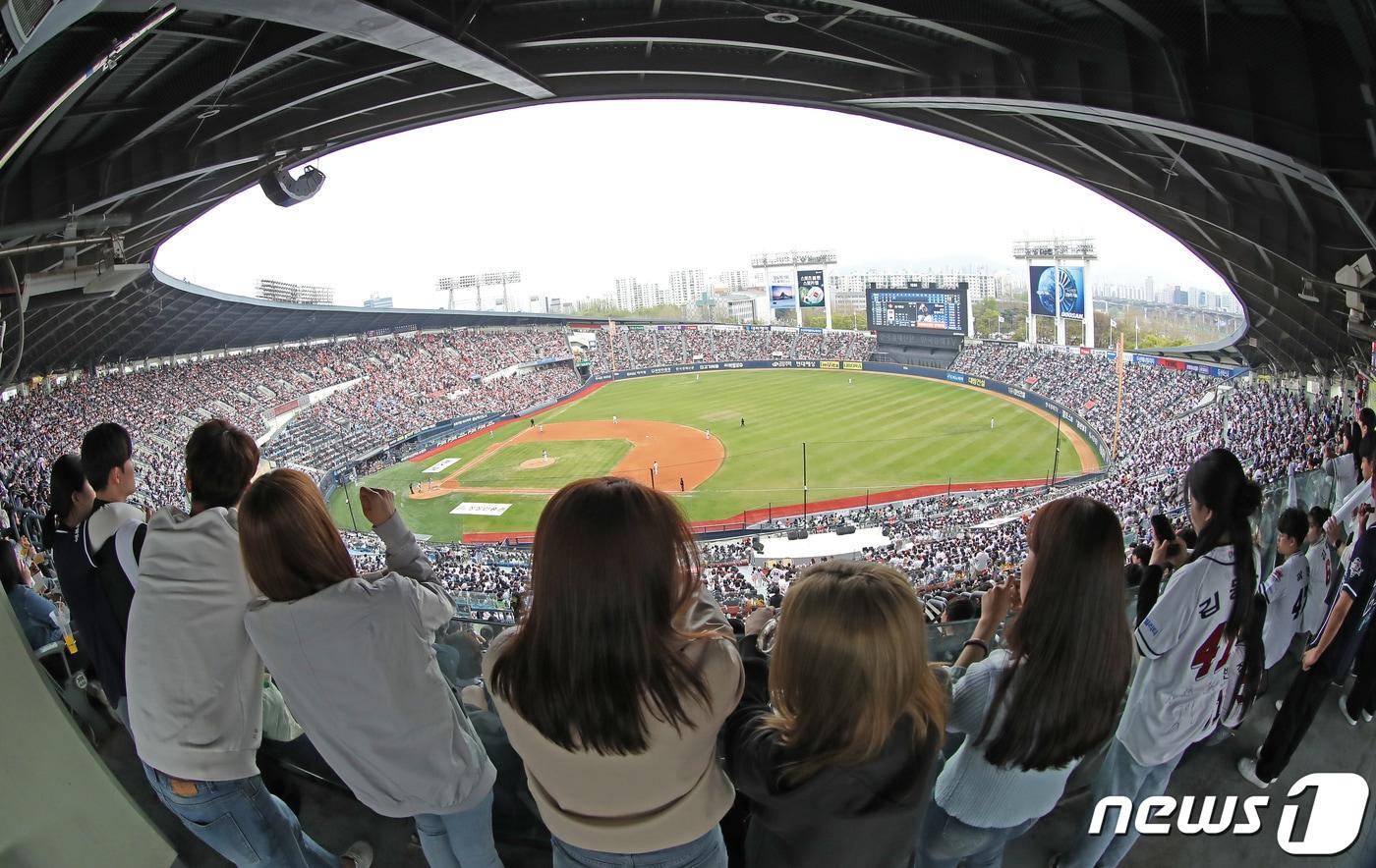 본문 이미지 - 10일 오후 서울 송파구 잠실야구장에서 열린 프로야구 '2024 신한 SOL 뱅크 KBO리그' 한화 이글스와 두산 베어스의 경기를 찾은 관중들이 응원을 펼치고 있다.  2024.4.10/뉴스1 ⓒ News1 장수영 기자