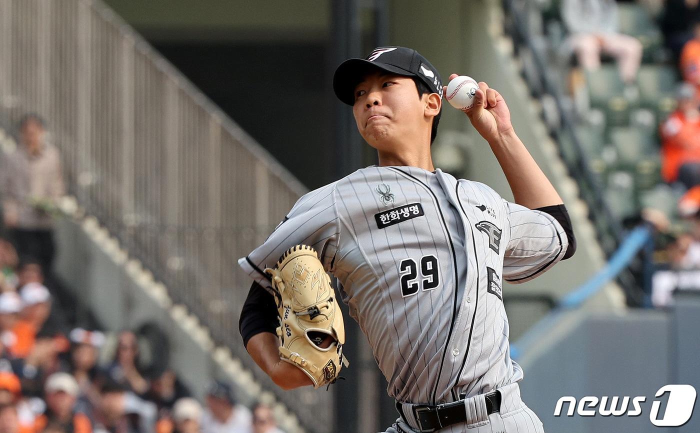 10일 오후 서울 송파구 잠실야구장에서 열린 프로야구 &#39;2024 신한 SOL 뱅크 KBO리그&#39; 한화 이글스와 두산 베어스의 경기 4회 말 한화 황준서가 6대4로 뒤지고 있는 상황에서 마운드에 올라 역투하고 있다. 2024.4.10/뉴스1 ⓒ News1 장수영 기자