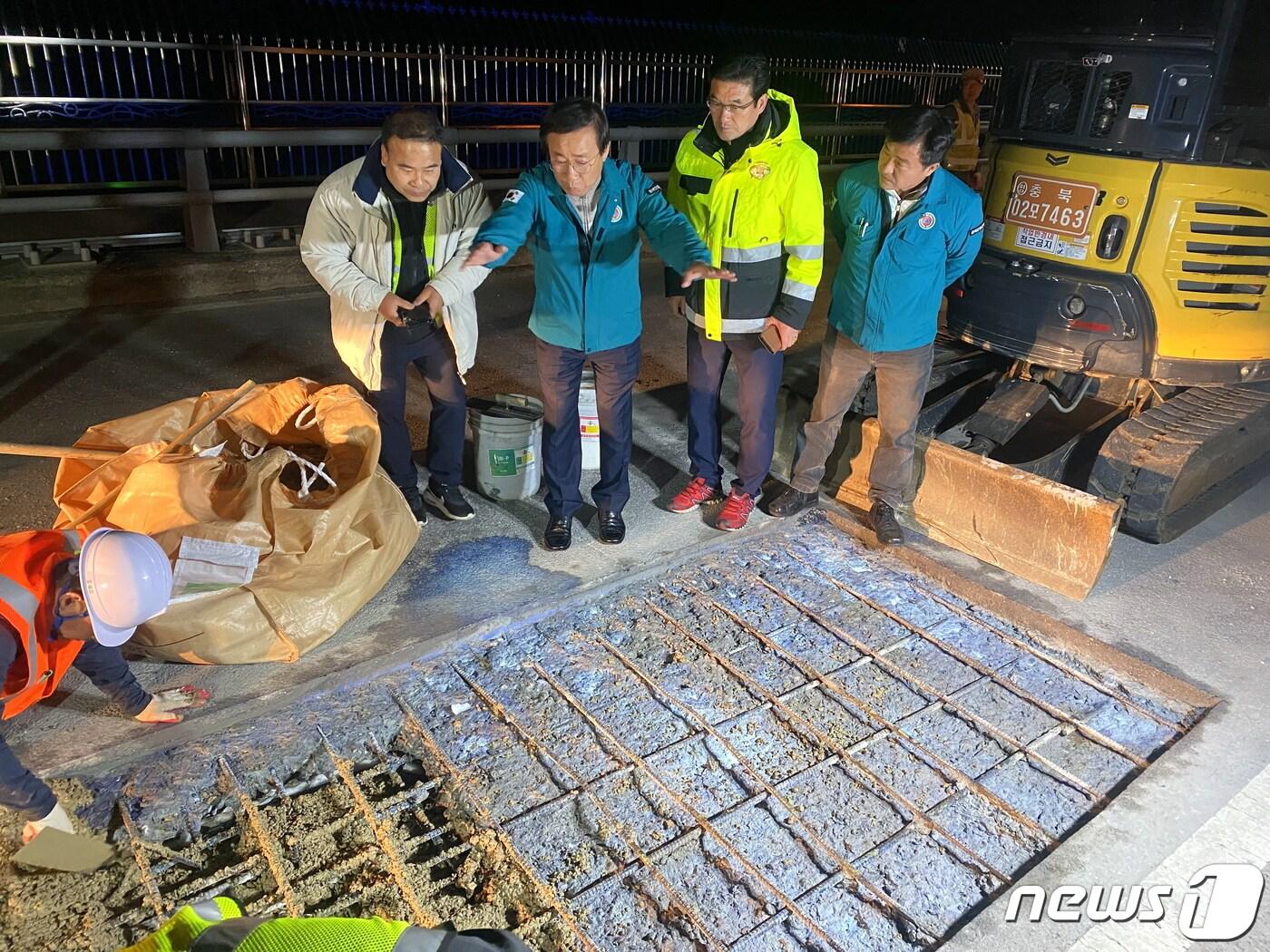 본문 이미지 - 김문근 충북 단양군수가 지난 7일 싱크홀이 발생한 가대교 교량 상판 복구 작업 현장을 방문해 상황을 살피고 있다.(단양군 제공)2024.4.10/뉴스1