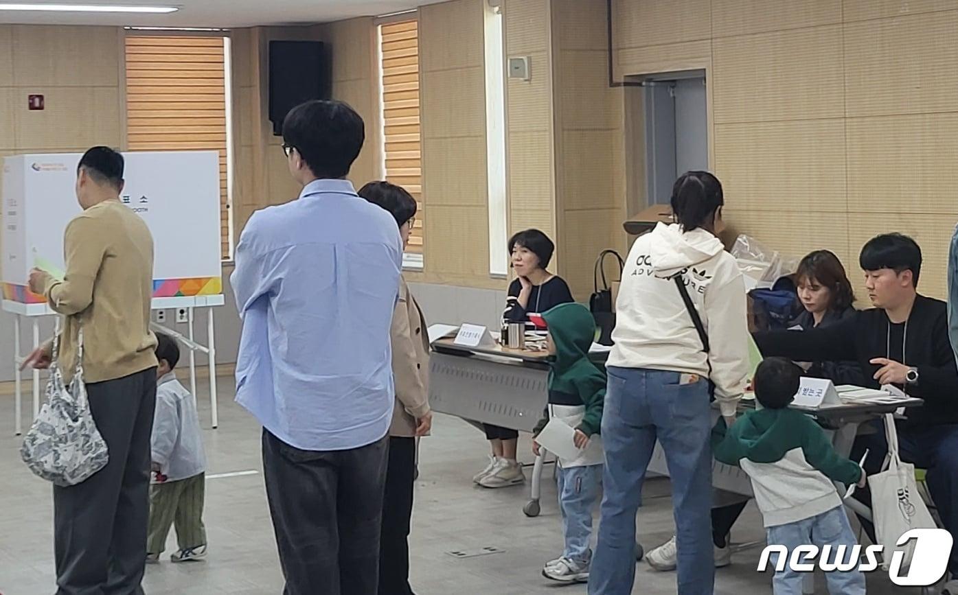 본문 이미지 - 제22대 국회의원 총선거 본 투표일인 10일 오전 강원 원주시 반곡관설동 행정복지센터에서 유권자들이 투표 절차에 나서고 있다. 2024.4.10/뉴스1 신관호 기자