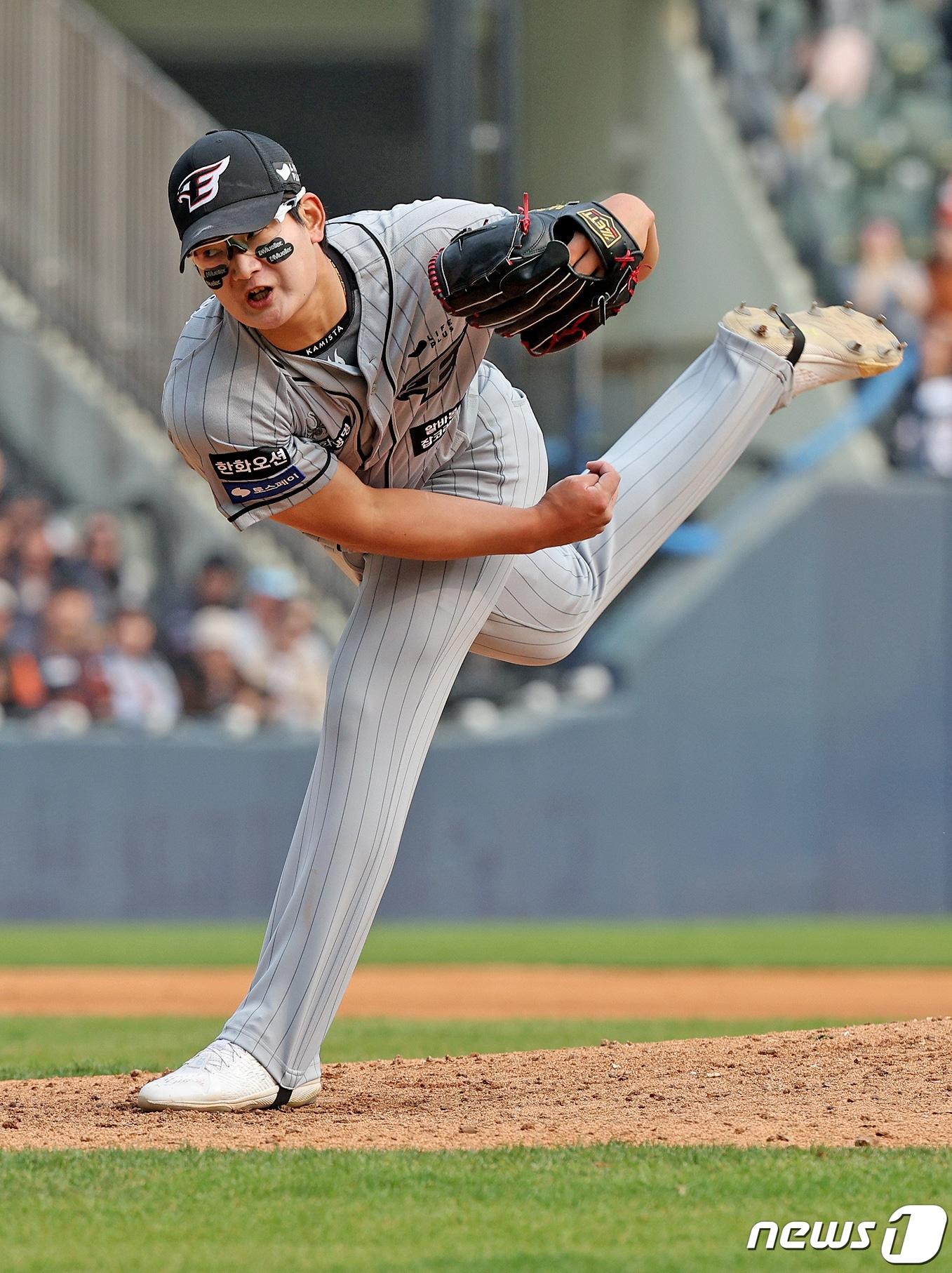 본문 이미지 - 10일 오후 서울 송파구 잠실야구장에서 열린 프로야구 '2024 신한 SOL 뱅크 KBO리그' 한화 이글스와 두산 베어스의 경기 7회 말 6대4로 끌려가는 상황에서 마운드에 오른 한화 김서현이 역투하고 있다. 2024.4.10/뉴스1 ⓒ News1 장수영 기자