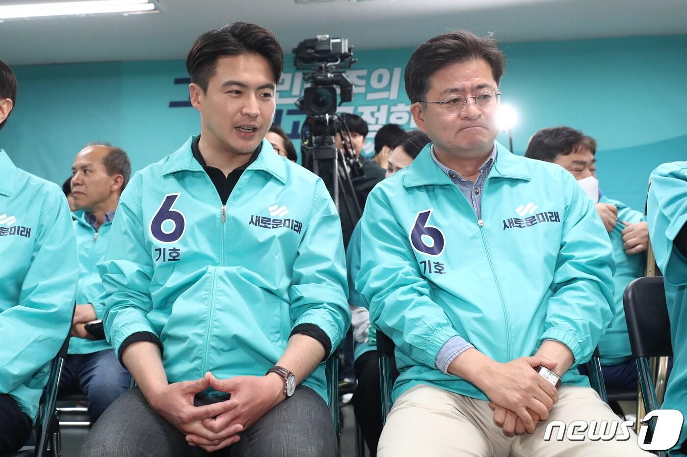 새로운미래 오영환 총괄선대위원장과 박원석 공동선대위원장을 비롯한 비례대표후보자들이 10일 서울 여의도에 마련된 새로운미래 개표상황실에서 제22대 국회의원선거 출구조사 결과 발표를 기다리고 있다. 2024.4.10/뉴스1 ⓒ News1 유승관 기자