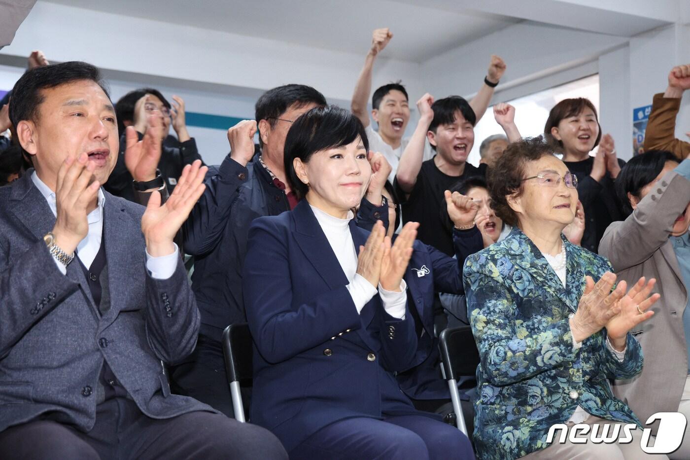 본문 이미지 - 전현희 더불어민주당 서울 중·성동갑 후보가 10일 서울 성동구 왕십리로에 마련된 자신의 선거사무소에서 방송 3사 출구조사 결과를 보며 환호하고 있다. 2024.4.10/뉴스1 ⓒ News1 신웅수 기자