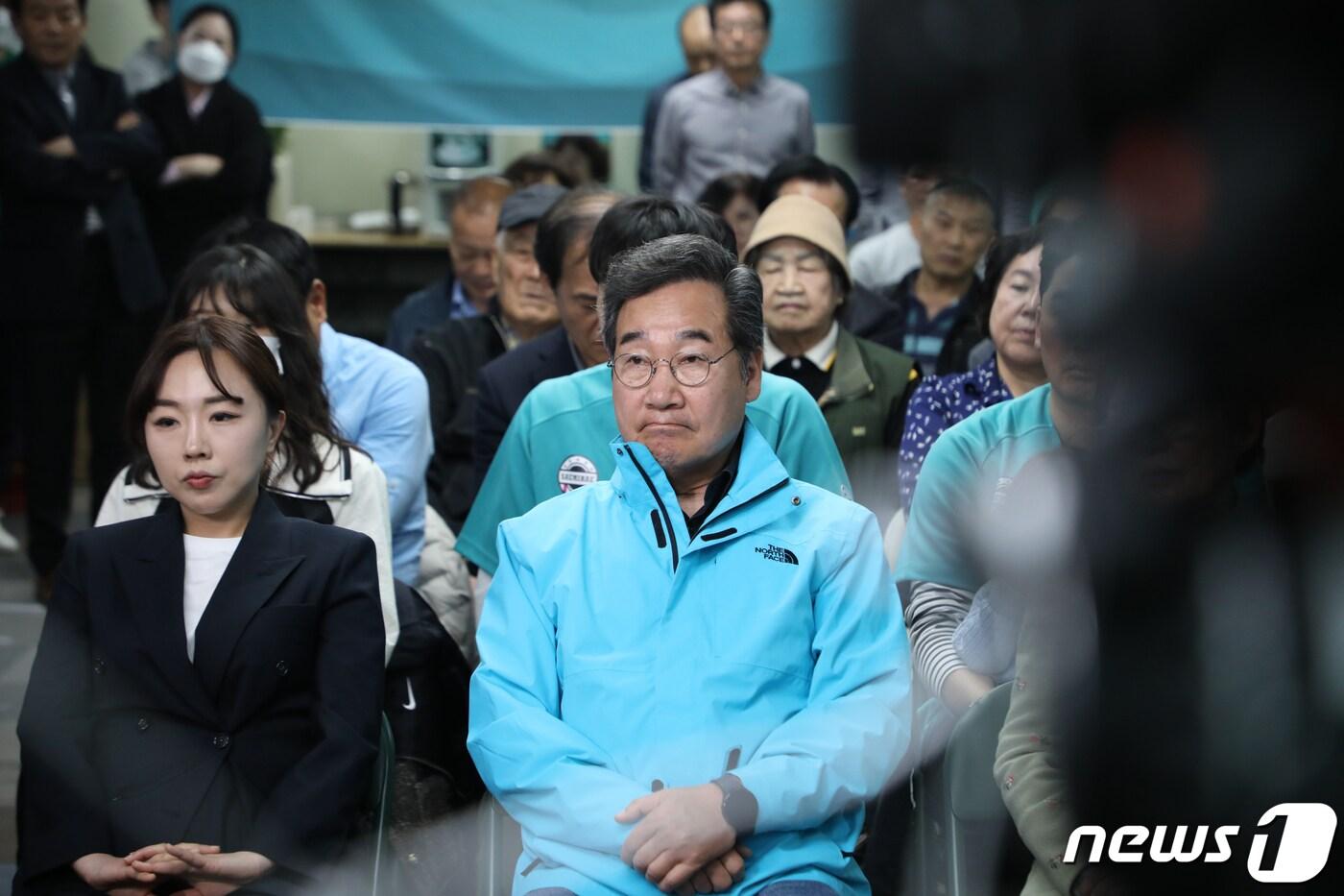 본문 이미지 - 제22회 국회의원 선거일인 10일 오후 광주 광산구 수완동에 위치한 이낙연 새로운미래 대표(광주 광산구을 후보자) 사무실에서 이 후보와 비례 1번 양소영 후보 등 캠프 관계자들이 출구조사 결과를 시청하고 있다. 2024.4.10/뉴스1 ⓒ News1 이수민 기자