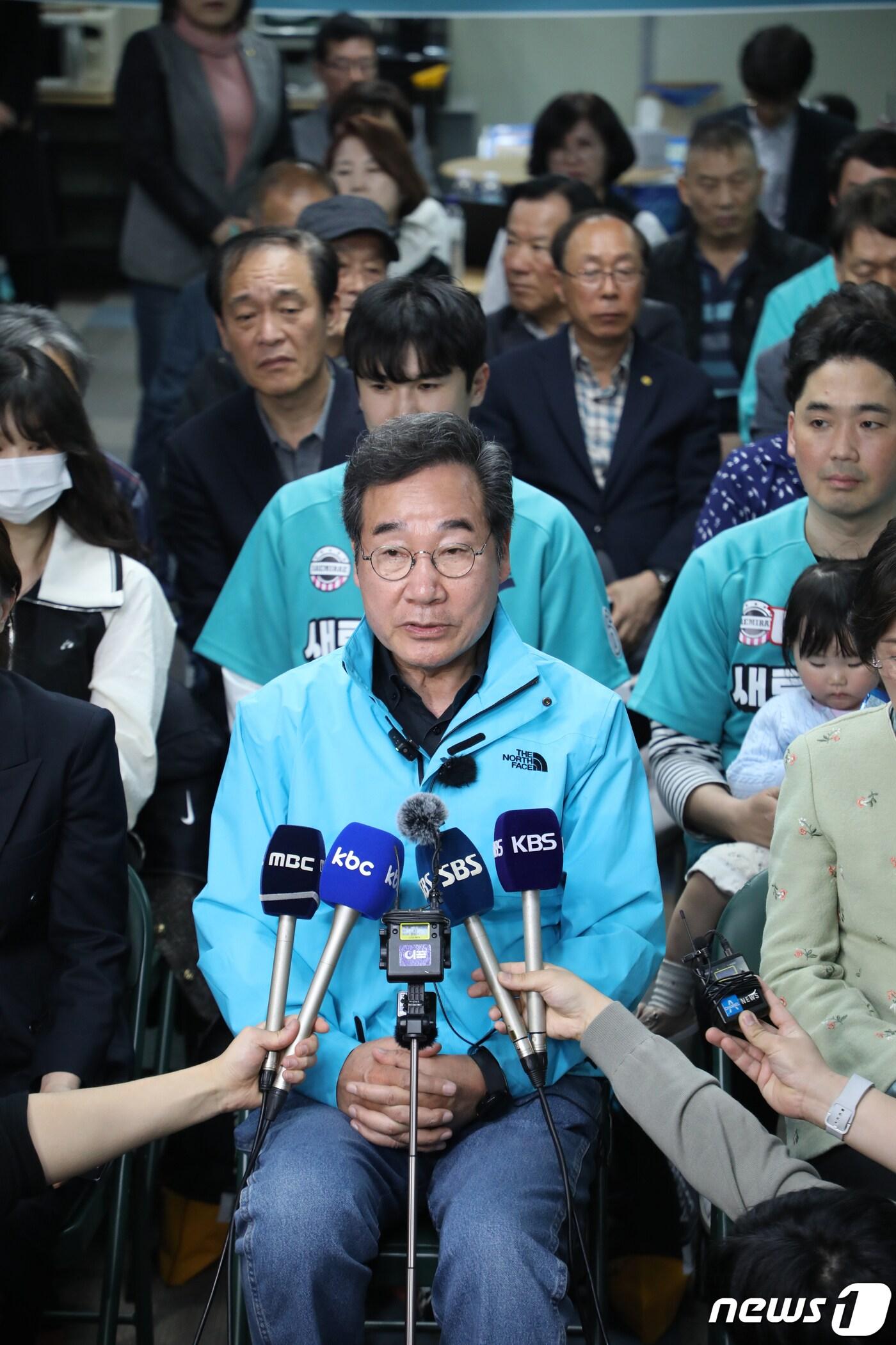 본문 이미지 - 제22회 국회의원 선거일인 10일 오후 광주 광산구 수완동에 위치한 이낙연 새로운미래 대표(광주 광산구을 후보자) 사무실에서 이 후보와 캠프 관계자들이 출구조사 결과를 시청한 뒤 취재진과 인터뷰하고 있다. 2024.4.10/뉴스1 ⓒ News1 이수민 기자