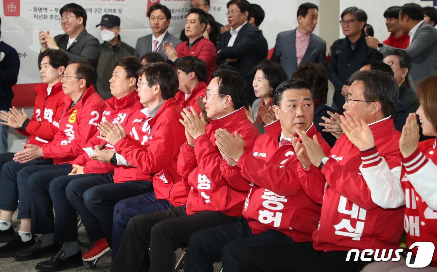 본문 이미지 - 제22대 국회의원 선거일인 10일 오후 부산 수영구 국민의힘 부산시당에 마련된 개표 상황실에서 부산지역 후보들이 출구조사 결과를 지켜보고 있다. 2024.4.10/뉴스1 ⓒ News1 윤일지 기자