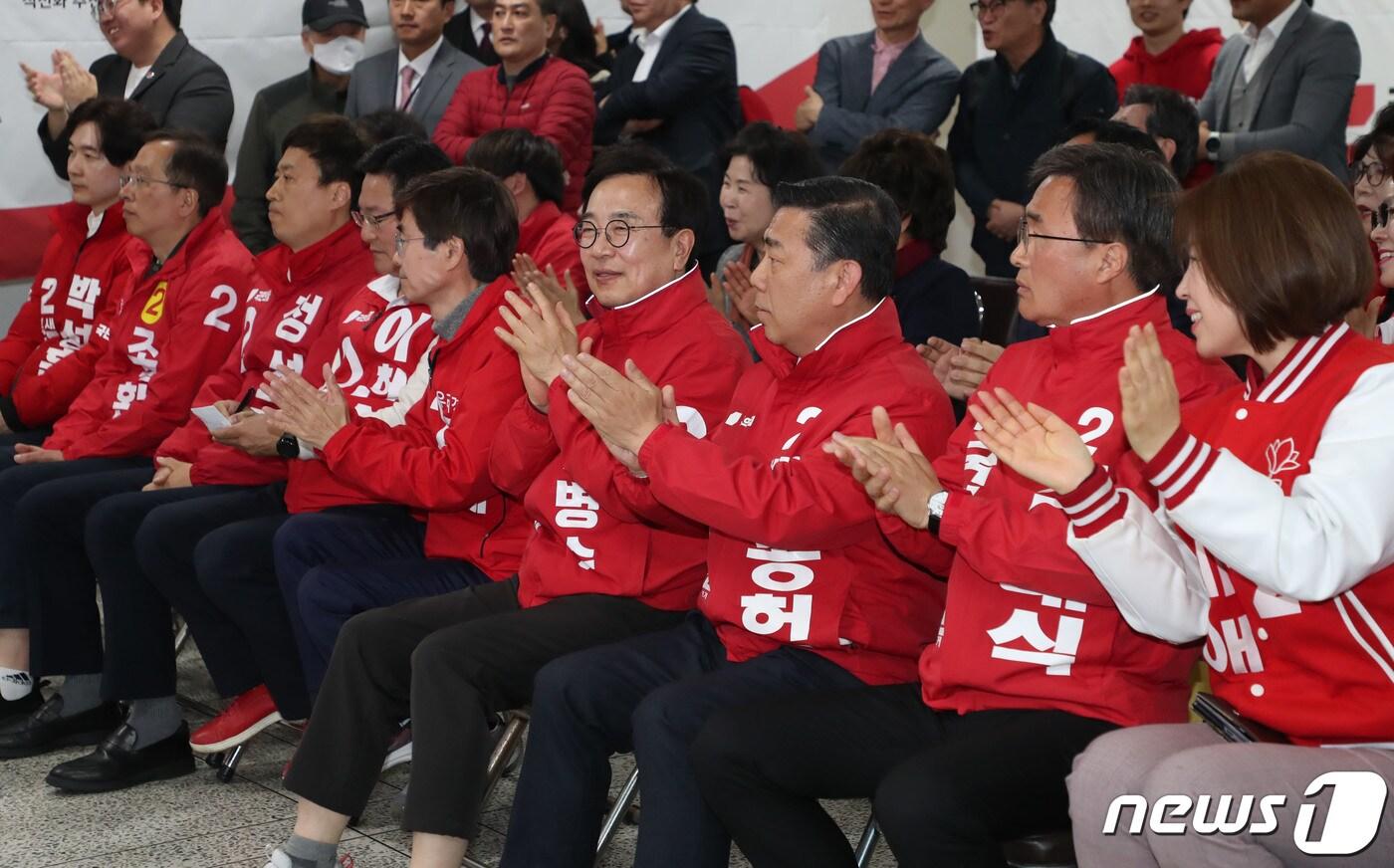 본문 이미지 - 제22대 국회의원 선거일인 10일 오후 부산 수영구 국민의힘 부산시당에 마련된 개표 상황실에서 부산지역 후보들이 출구조사 결과를 지켜보고 있다. 2024.4.10/뉴스1 ⓒ News1 윤일지 기자