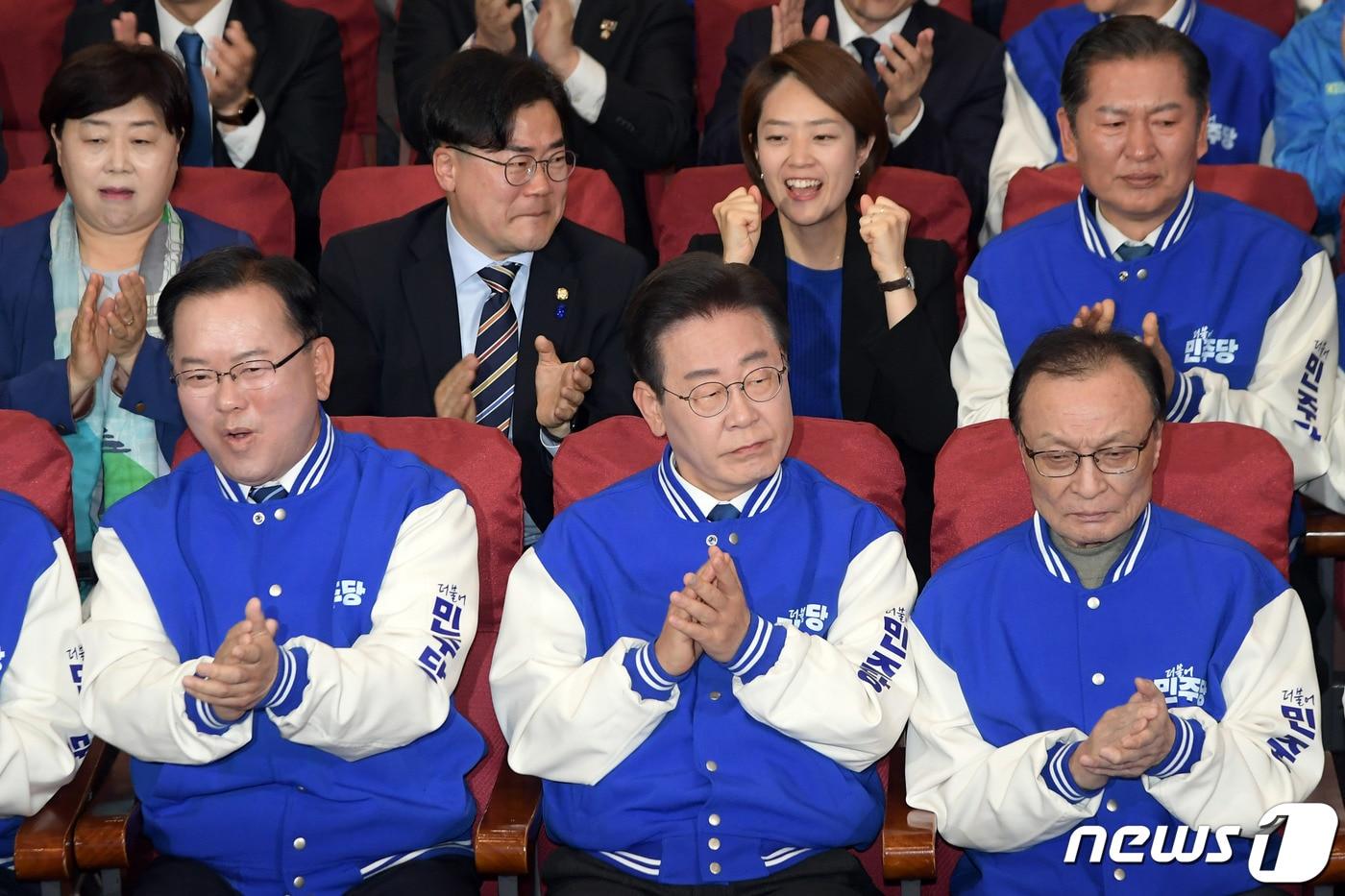 본문 이미지 - 이재명 더불어민주당 대표, 이해찬·김부겸 상임공동선거대책위원장 등 당 지도부 및 후보들이 10일 오후 서울 여의도 국회 의원회관에 마련된 제22대 국회의원선거(총선) 개표 상황실에서 방송사 출구조사 결과를 지켜보며 환호하고 있다.(공동취재) 2024.4.10/뉴스1 ⓒ News1 임세영 기자