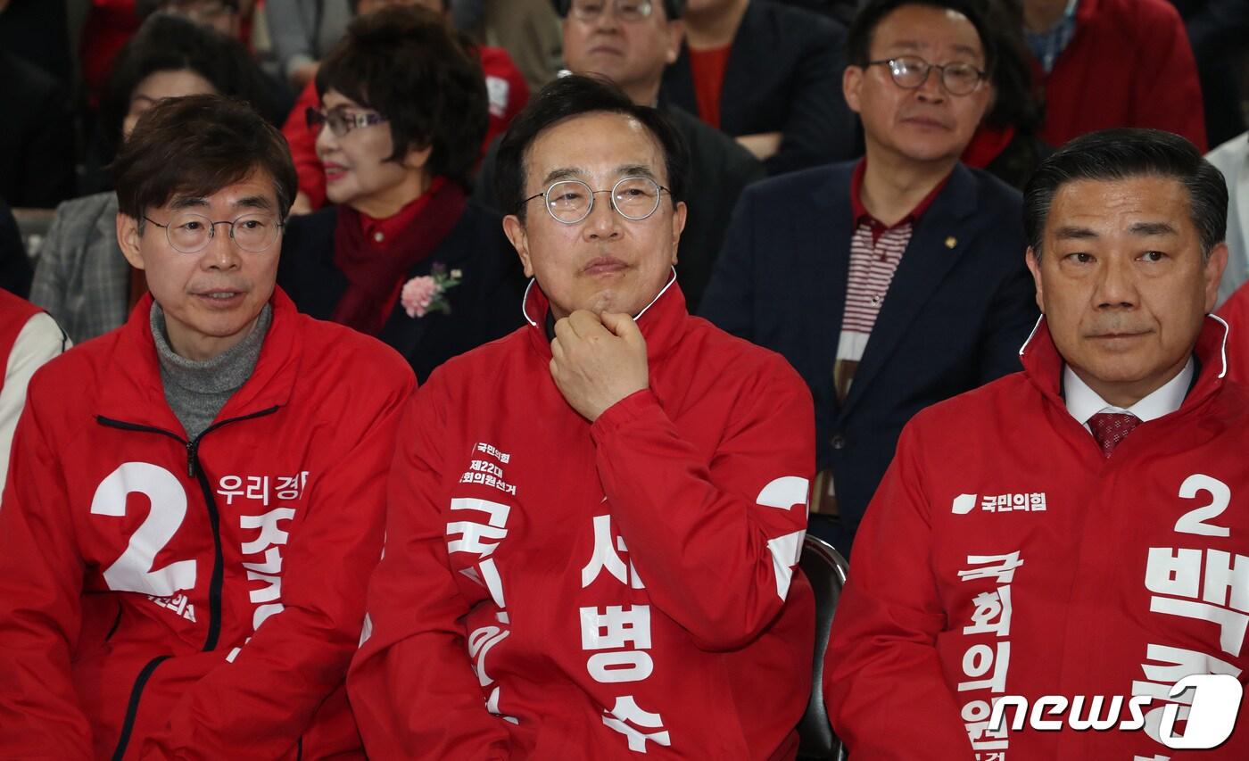 본문 이미지 - 제22대 국회의원 선거일인 10일 오후 부산 수영구 국민의힘 부산시당에 마련된 개표 상황실에서 부산지역 후보들이 출구조사 결과를 지켜보고 있다. 2024.4.10/뉴스1 ⓒ News1 윤일지 기자