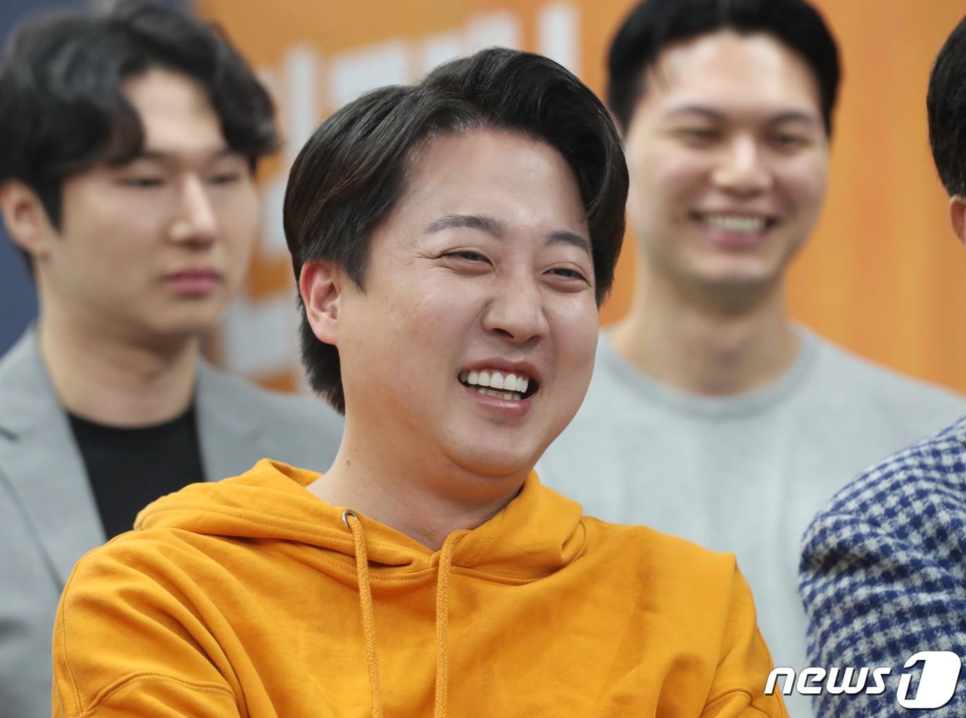 본문 이미지 - 이준석 개혁신당 화성을 후보가 10일 오후 경기 화성시 동탄대로 라스플로레스에 위치한 선거사무소에서 제22대 국회의원 선거 출구조사 결과를 보고 기뻐하고 있다. 2024.4.10/뉴스1 ⓒ News1 김영운 기자