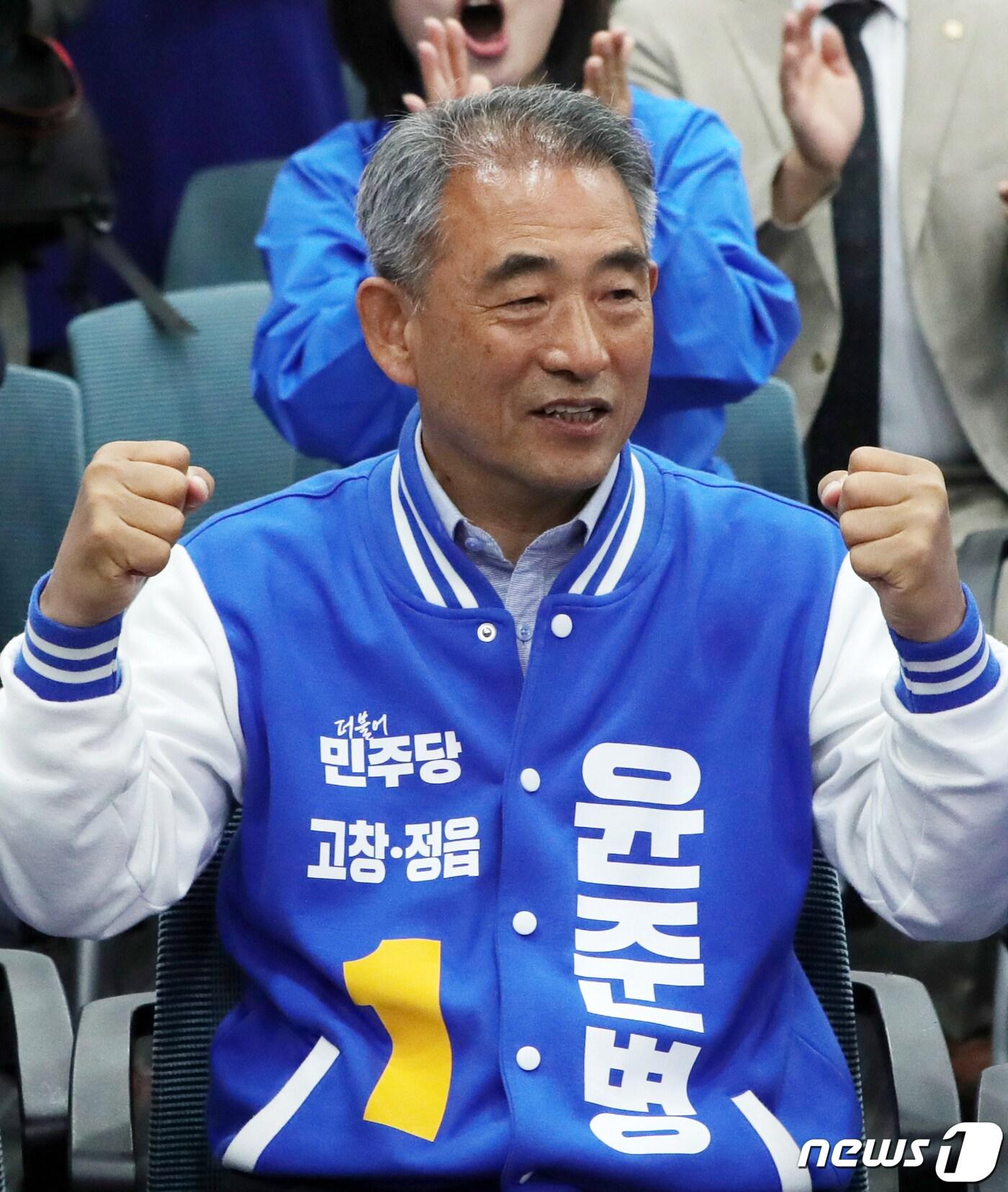 본문 이미지 - 더불어민주당 윤준병 정읍·고창 후보가 10일 전북자치도 전주시 더불어민주당 전북특별자치도당 대회의실에 마련된 개표 상황실에서 출구조사 결과 방송을 시청하고 있다. 2024.4.10/뉴스1 ⓒ News1 유경석 기자