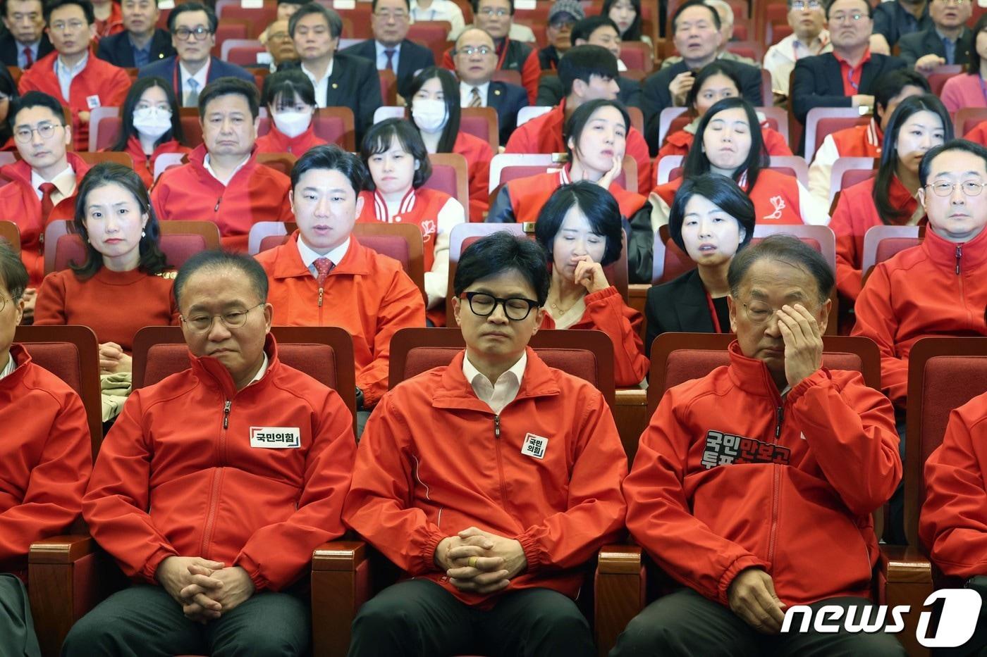 제22대 국회의원선거일인 10일 서울 여의도 국회도서관에 마련된 국민의힘 총선 개표상황실에서 한동훈 국민의힘 총괄선대위원장, 윤재옥 공동선대위원장 등이 개표방송을 지켜보고 있다. (공동취재) 2024.4.10/뉴스1 ⓒ News1 송원영 기자