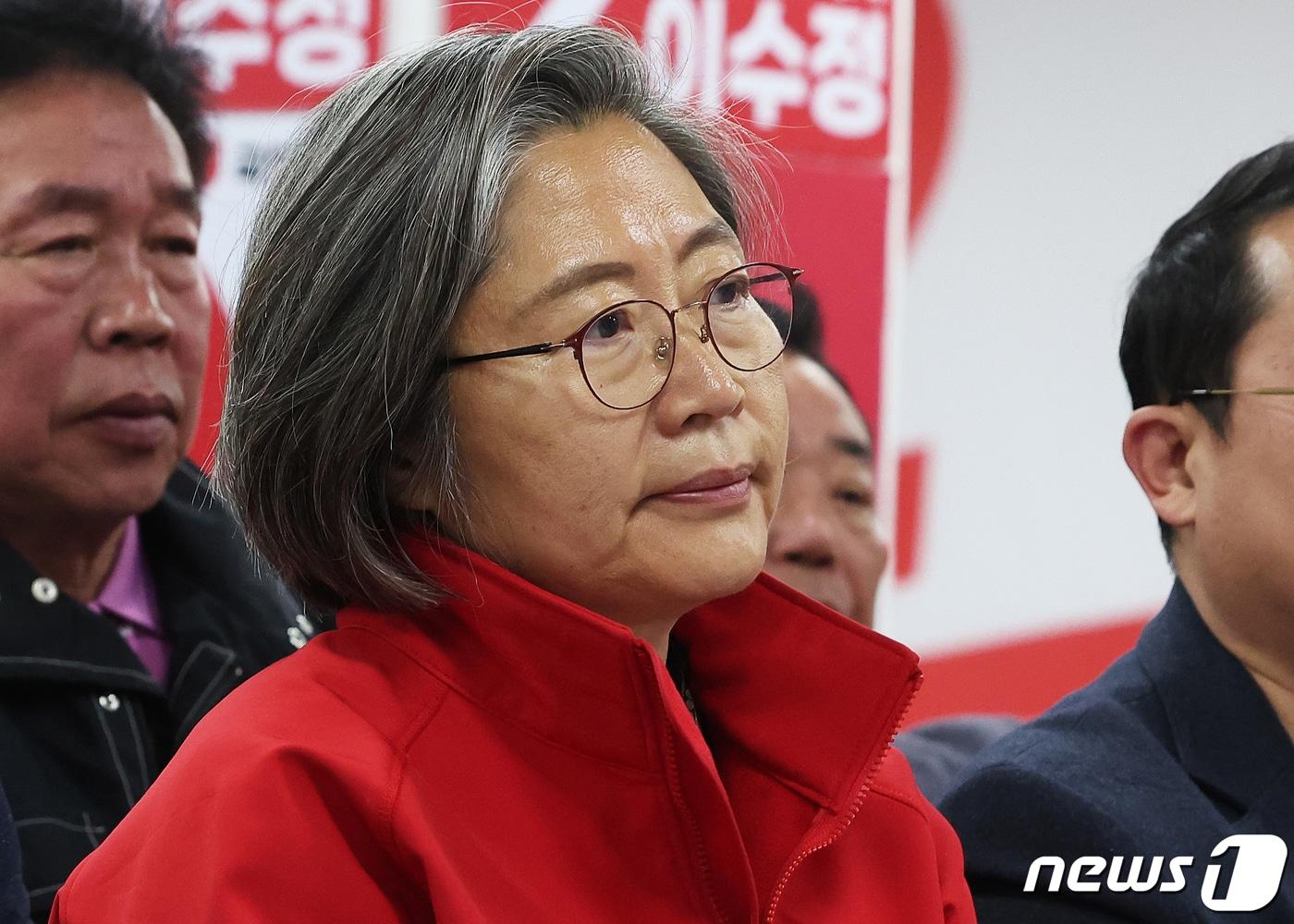본문 이미지 - 이수정 국민의힘 수원정 후보가 10일 오후 경기 수원시 영통구에 위치한 선거사무소에서 제22대 국회의원 선거 출구조사 결과를 보고 있다. 2024.4.10/뉴스1 ⓒ News1 경기사진공동취재단