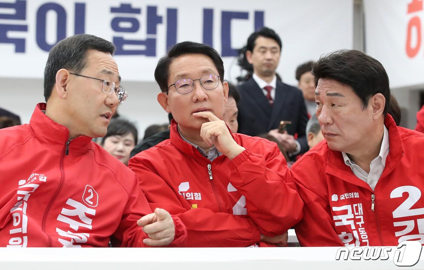 본문 이미지 - 제22대 국회의원 선거가 종료된 10일 오후 대구 수성구 범어동 국민의힘 대구시당 강당에서 대구 수성구갑 주호영·서구 김상훈·동구군위군을 강대식 후보(왼쪽부터)가 굳은 표정으로 출구조사 결과를 지켜보고 있다. 2024.4.10/뉴스1 ⓒ News1 공정식 기자