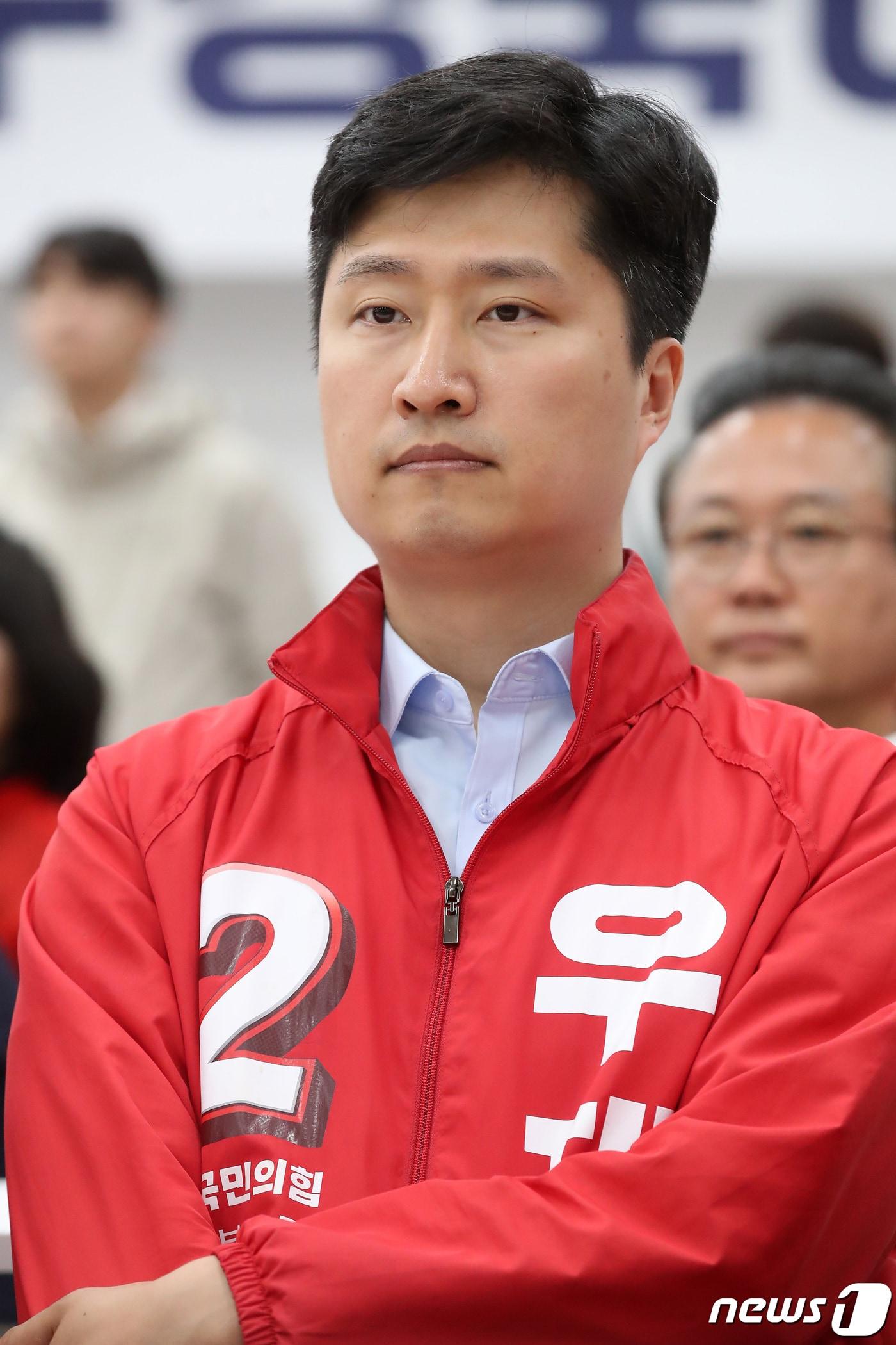 본문 이미지 - 제22대 국회의원 선거가 종료된 10일 오후 대구 수성구 범어동 국민의힘 대구시당 강당에서 대구 북구갑 우재준 후보가 굳은 표정으로 출구조사 결과를 지켜보고 있다. 2024.4.10/뉴스1 ⓒ News1 공정식 기자