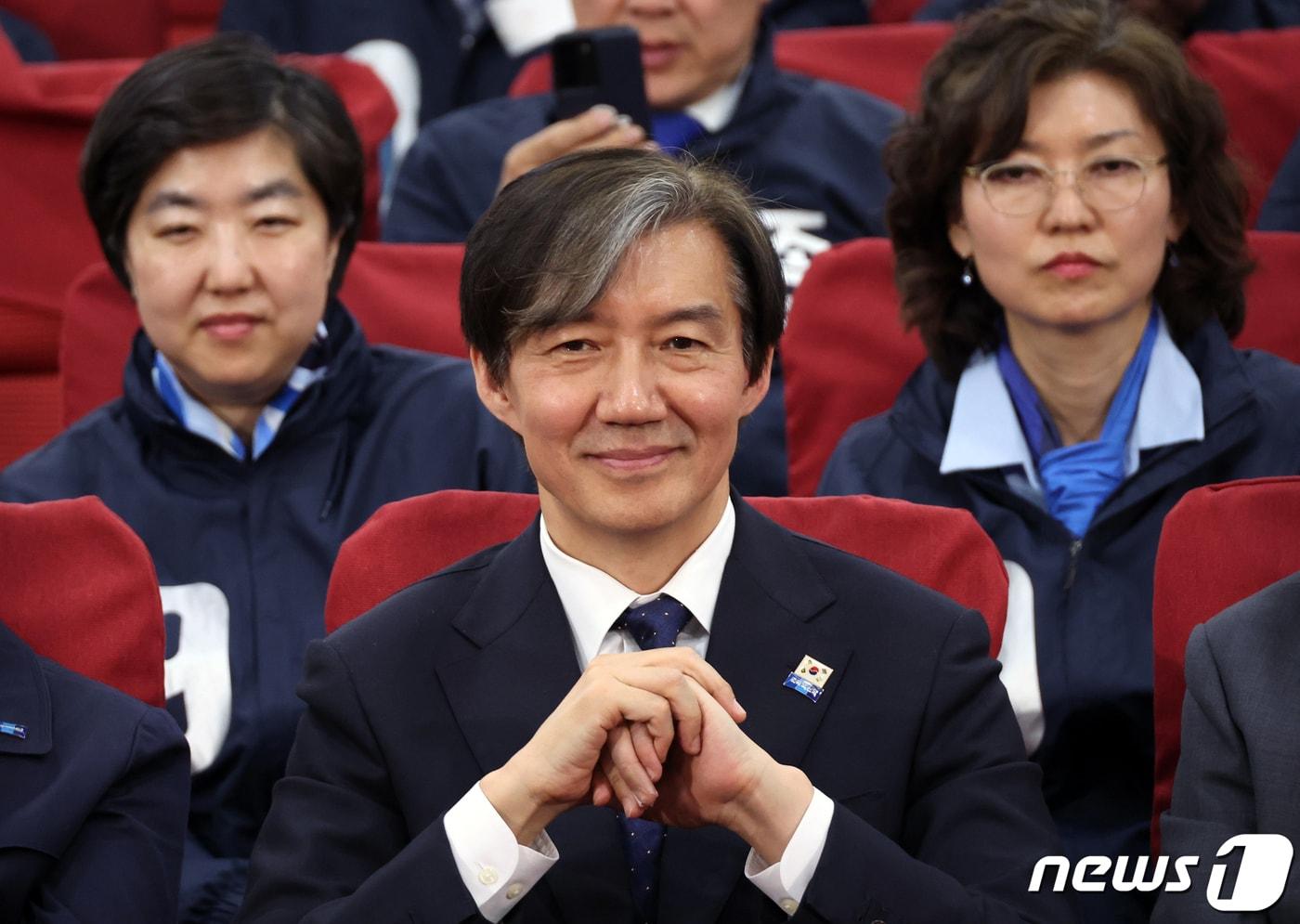 조국 조국혁신당 대표가 10일 오후 서울 여의도 국회의원회관에 마련된 개표상황실에서 출구조사 결과를 보며 웃음 짓고 있다.(공동취재) 2024.4.10/뉴스1 ⓒ News1 구윤성 기자