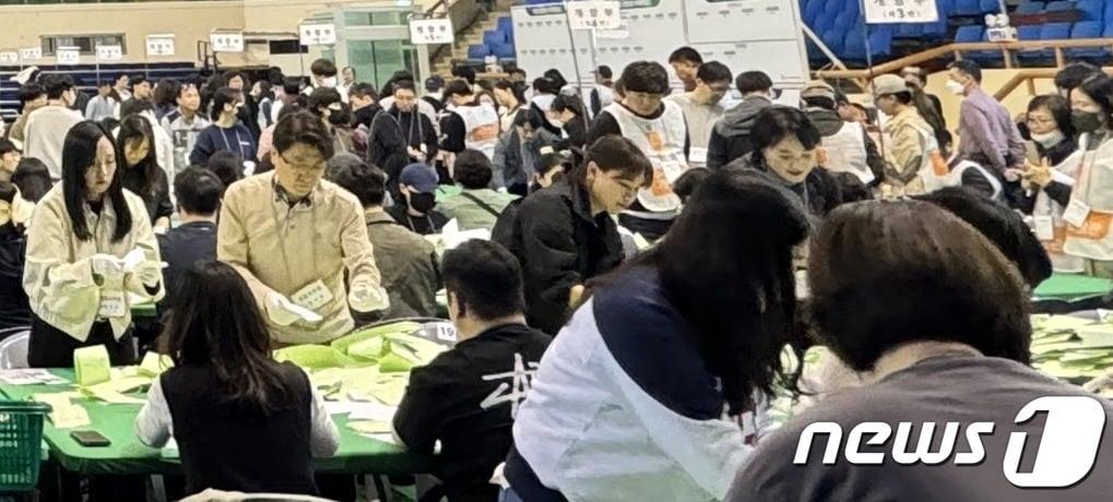 본문 이미지 - 10일 오후 제22대 국회의원 총선거 강원 원주시 개표소 자료사진. (독자 제공) 2024.4.10/뉴스1 신관호 기자