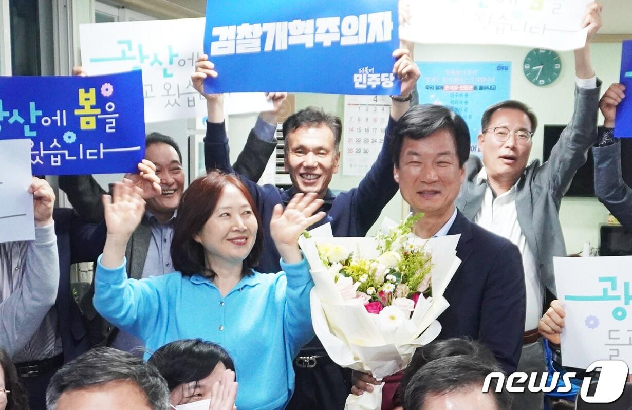 본문 이미지 - 박균택 더불어민주당 광주 광산갑 후보가 10일 오후 방송 3사 출구조사 결과 1위로 예측되자 환하게 웃고 있다.(박균택 캠프 제공)2024.4.10/뉴스1 ⓒ News1 박준배 기자