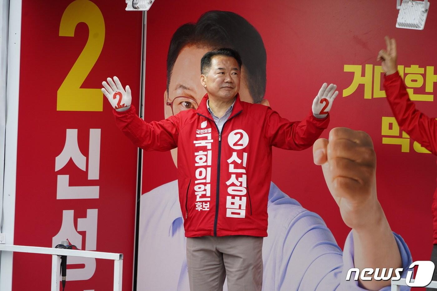 본문 이미지 - 경남 산청·함양·거창·합천 국민의힘 신성범 후보가 지난 4일 산청군 시천면 유세에서 지리산케이블카 설치를 공약하고 있다.(신성범 캠프 제공). 2024.4.4
