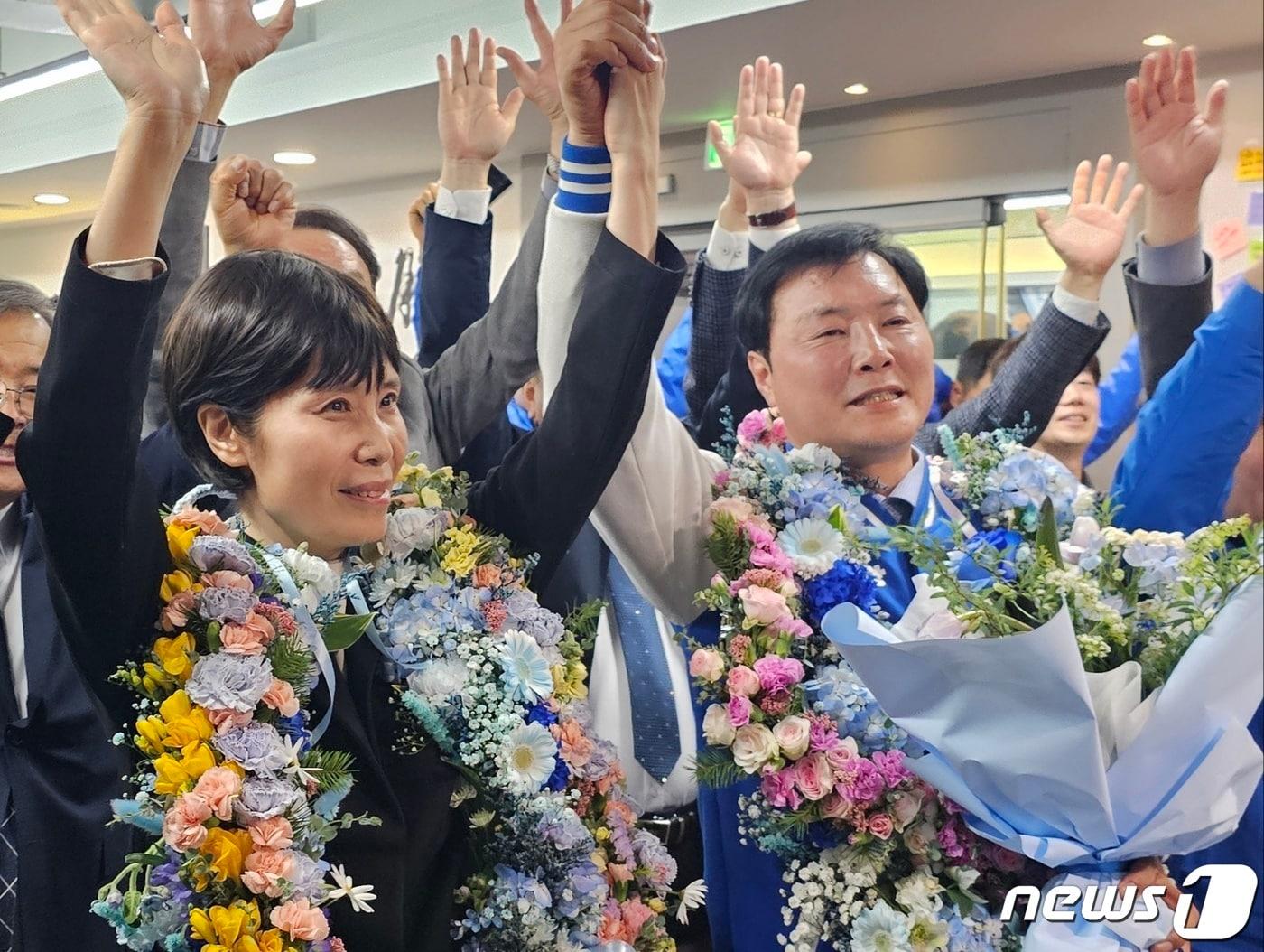 본문 이미지 - 조계원 더불어민주당 전남 여수시을 후보가 10일 방송3사 출구조사 결과를 듣고 기뻐하고 있다.(조계원 후보 측 제공)2024.4.10/뉴스1