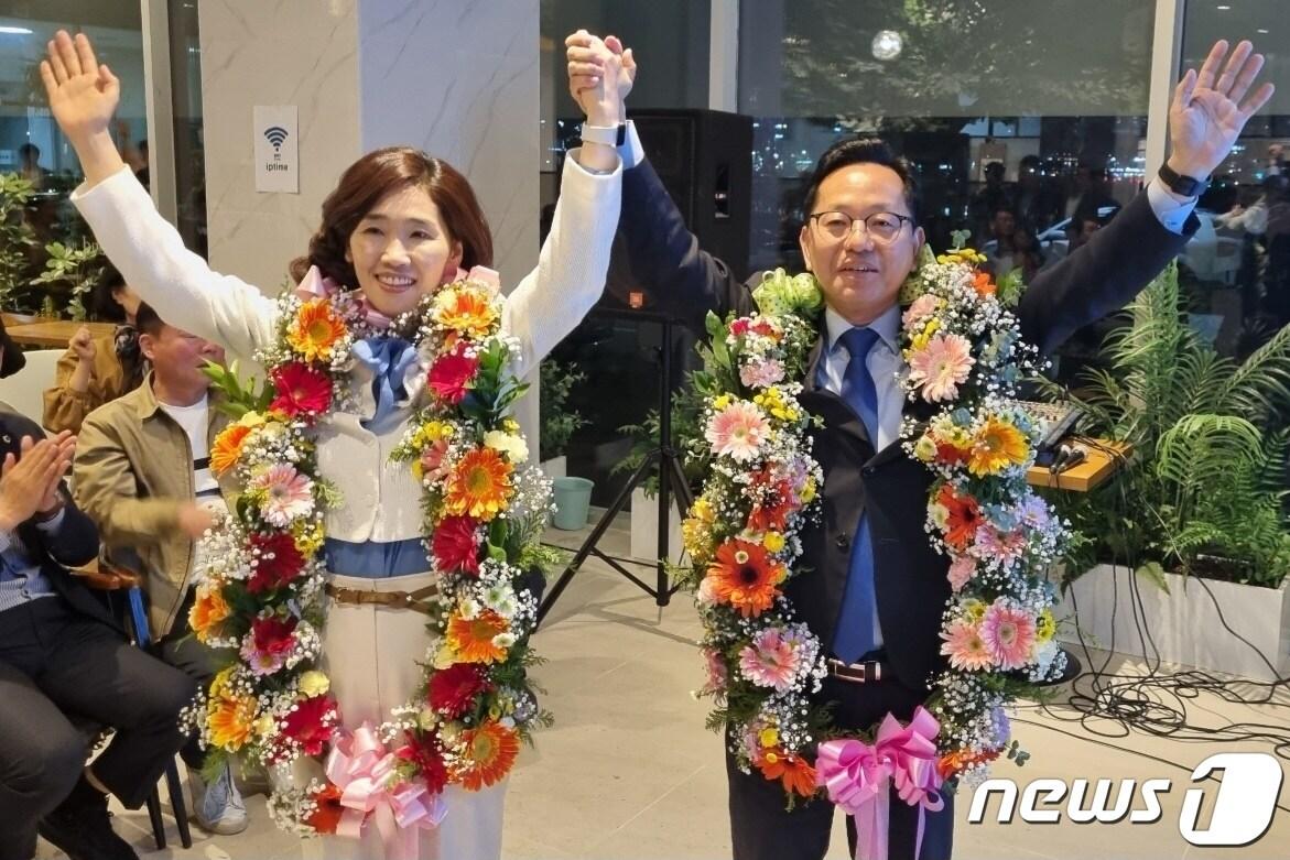 본문 이미지 - 김문수 더불어민주당 전남 순천·광양·곡성·구례갑 후보가 10일 방송3사 출구조사 결과를 듣고 기뻐하고 있다.(김문수 후보 측 제공)2024.4.10/뉴스1