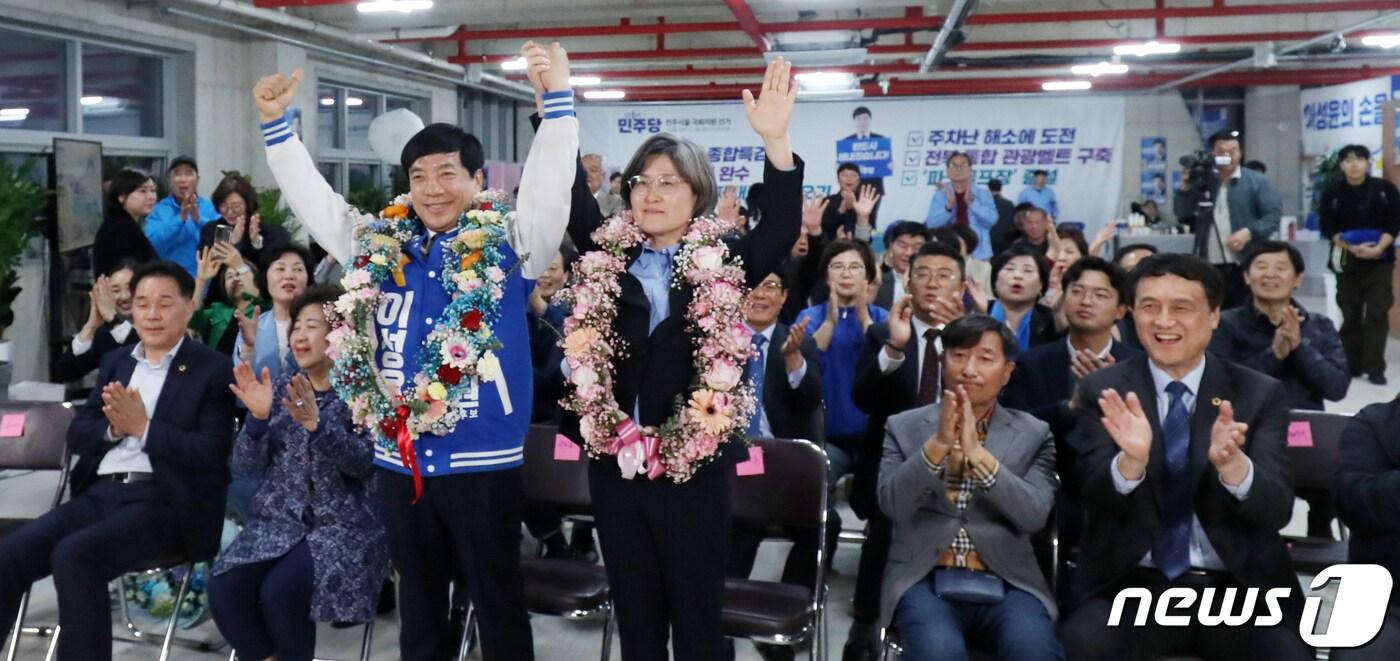 본문 이미지 - 더불어민주당 이성윤 전주을 후보가 10일 전북자치도 전주시 선거사무소에서 당선이 확실시되자 환호하고 있다. 2024.4.10/뉴스1 ⓒ News1 유경석 기자