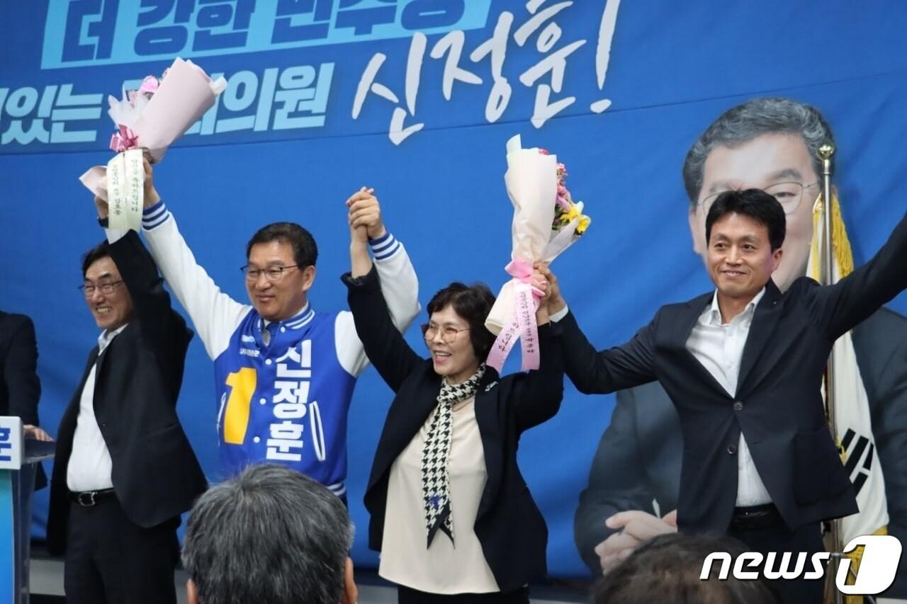 본문 이미지 - 10일 제22대 국회의원 선거 개표 결과 당선이 확정된 전남 나주·화순 선거구의 신정훈 더불어민주당 후보(59)가 환호하고 있다.(신정훈캠프 제공)2024.4.10/뉴스1 ⓒ News1