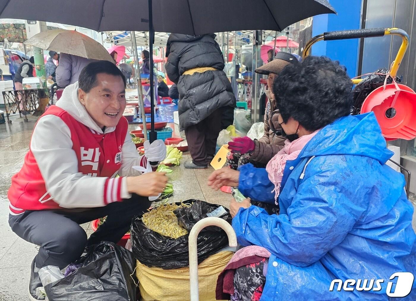본문 이미지 - 진주갑 국민의힘 박대출 후보가 지난달 28일 진주 중앙시장에서 상인과 인사를 하고 있다. 2024.3.28 뉴스1/한송학기자